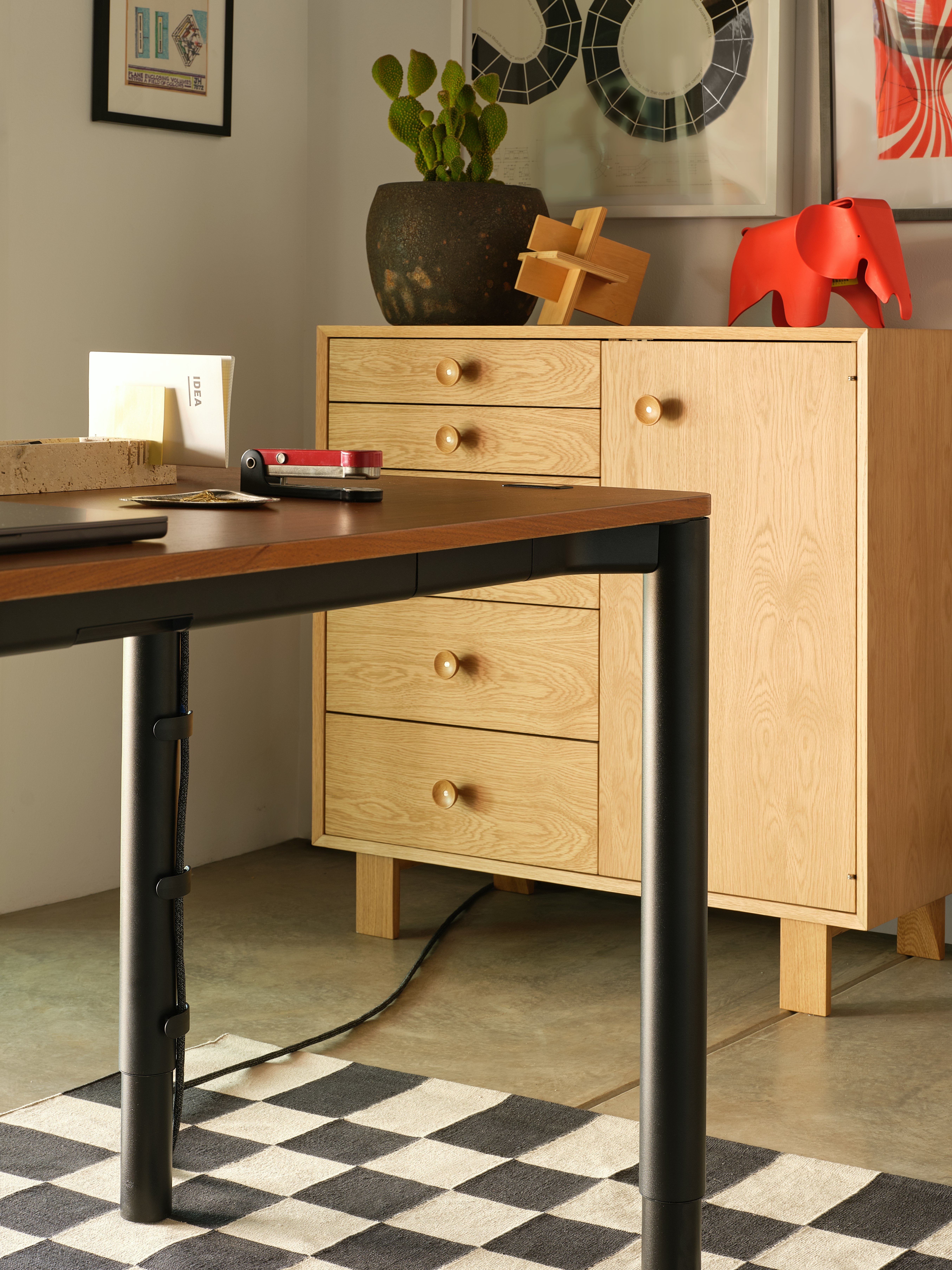 Spout Sit-to-Stand Table