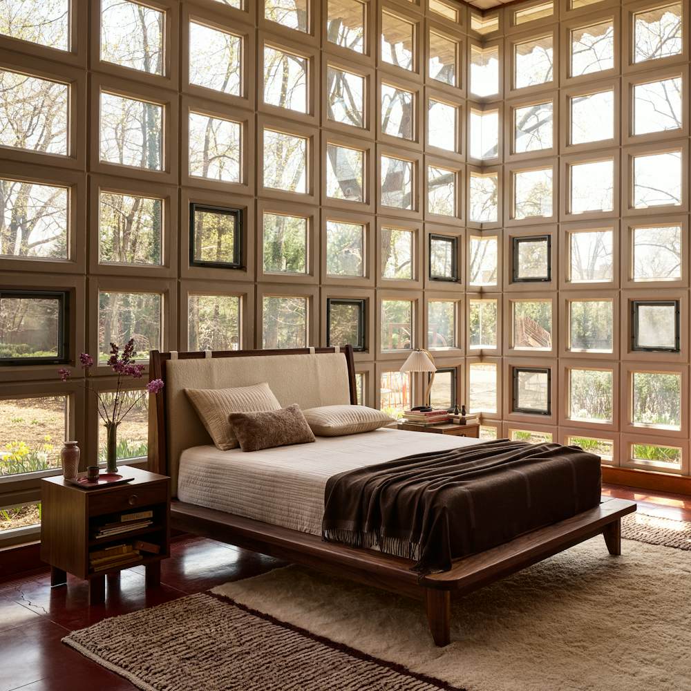 Noviembre Bed in walnut and white boucle