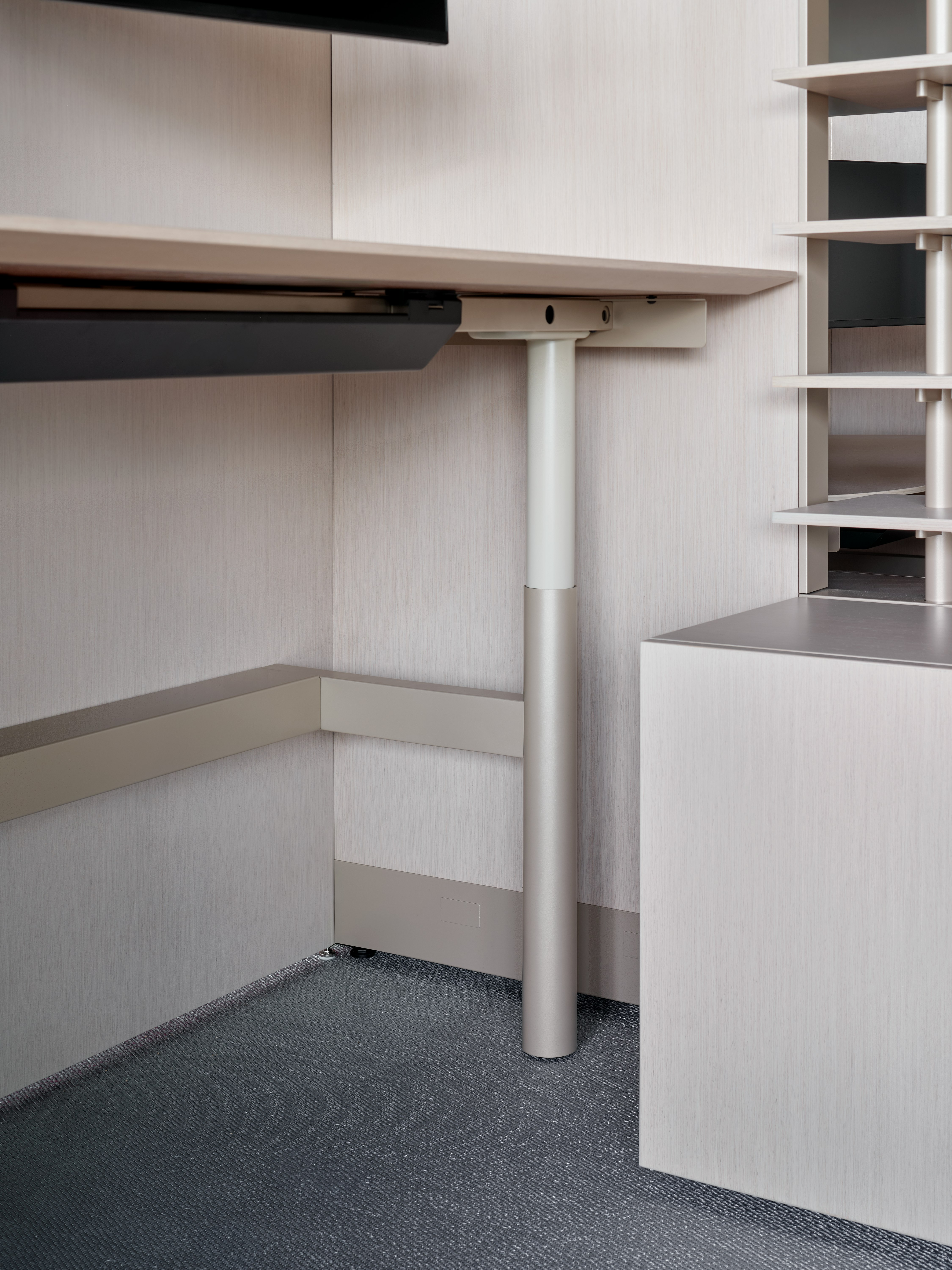 Dividends Skyline Height-Adjustable Table with panel-attached leg