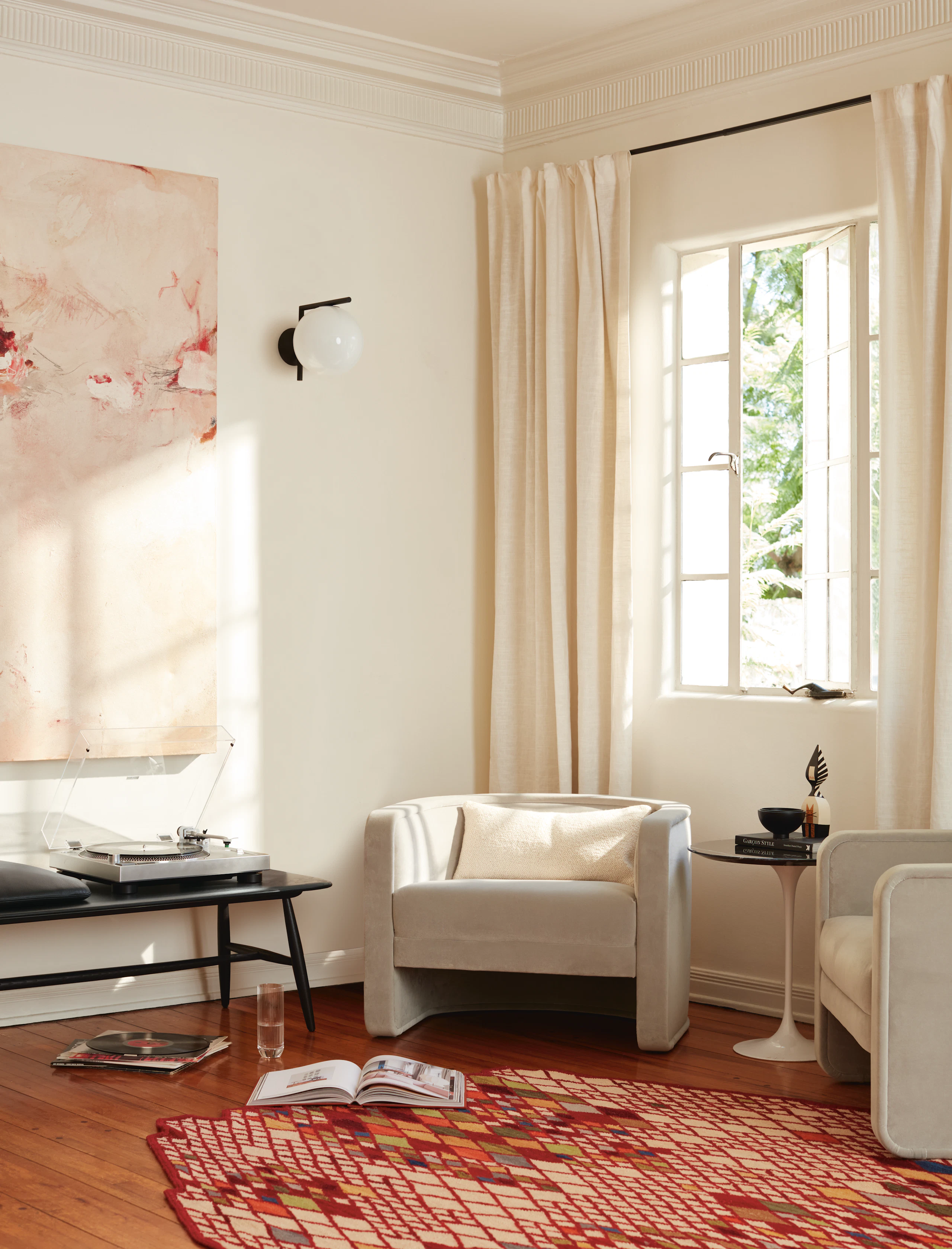U-Series Lounge Chair with Losanges Rug