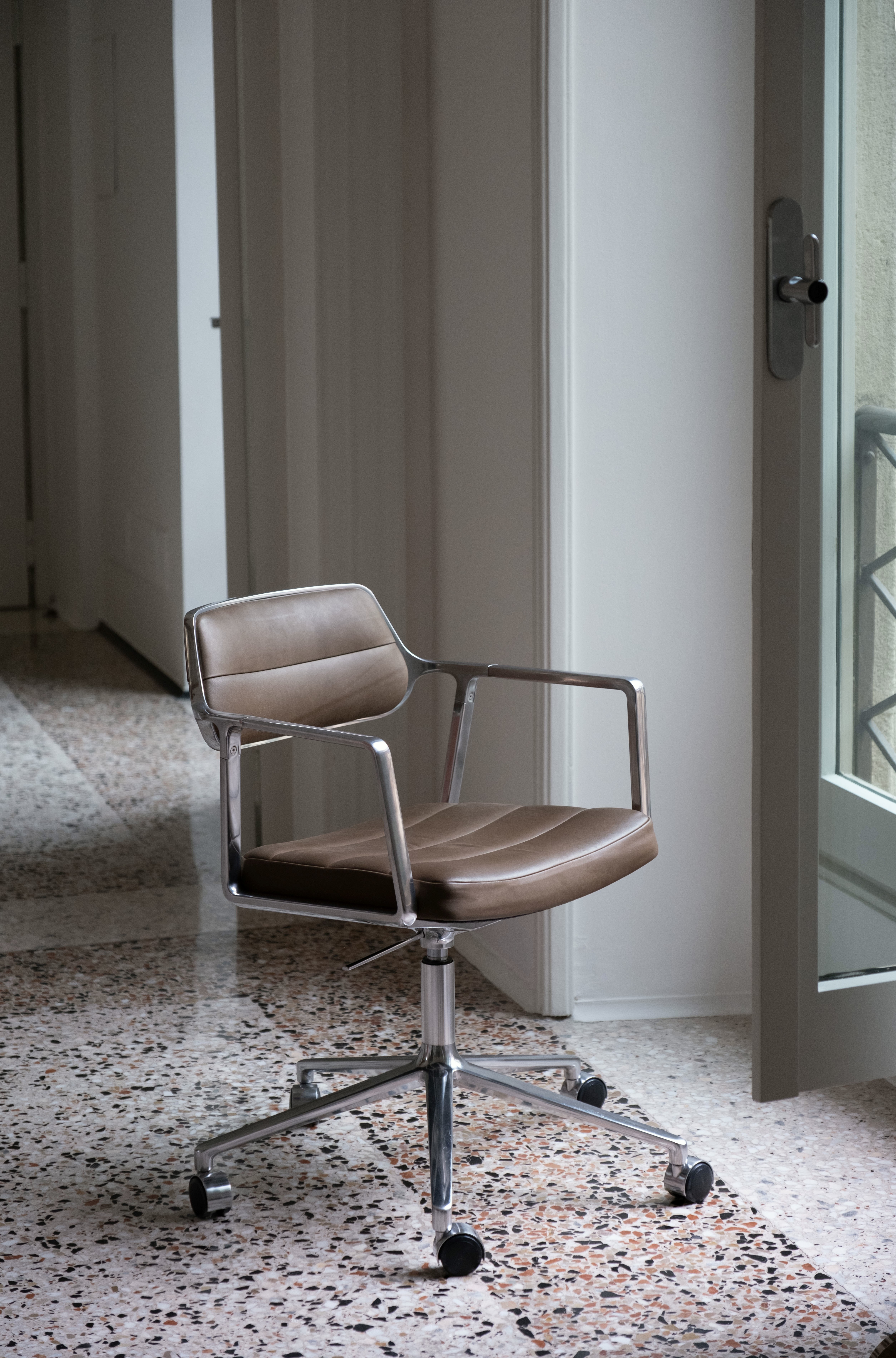 Vipp453+ Swivel Chair
