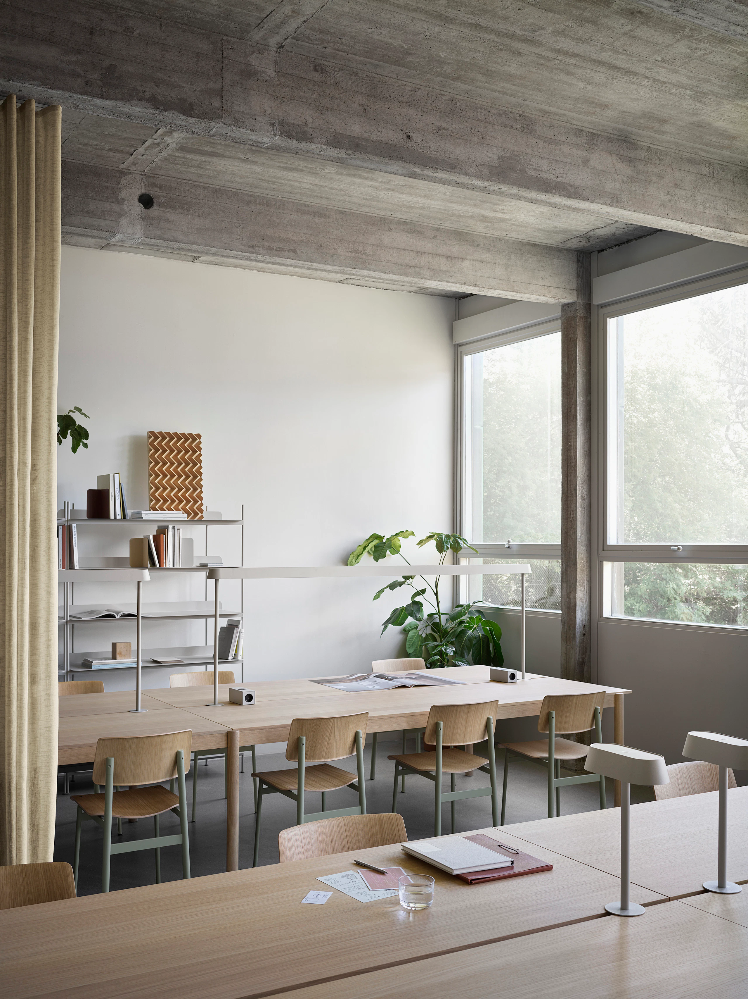 Linear system table config 2 oak loft chair dusty green linear mounted lamp grey compile config 8 grey V2 muuto med res