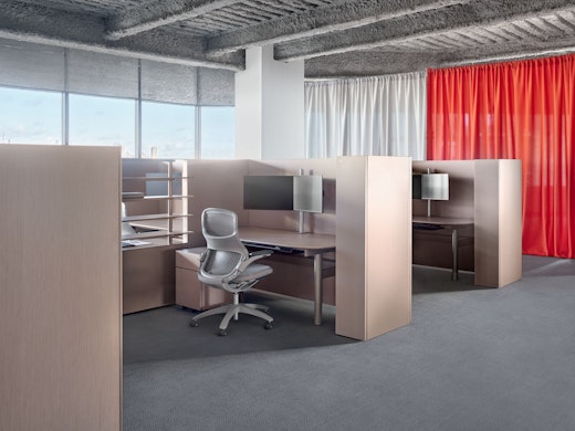 Dividends Skyline System with Height Adjustable Table Storage Screens Generation by Knoll Chair