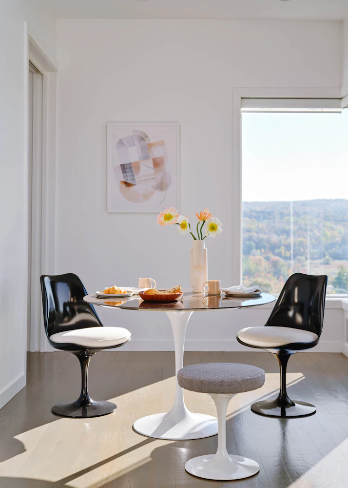 Saarinen Tulip Side Chair, Upholstered Seat Saarinen Tulip Side Chair, Upholstered Seat