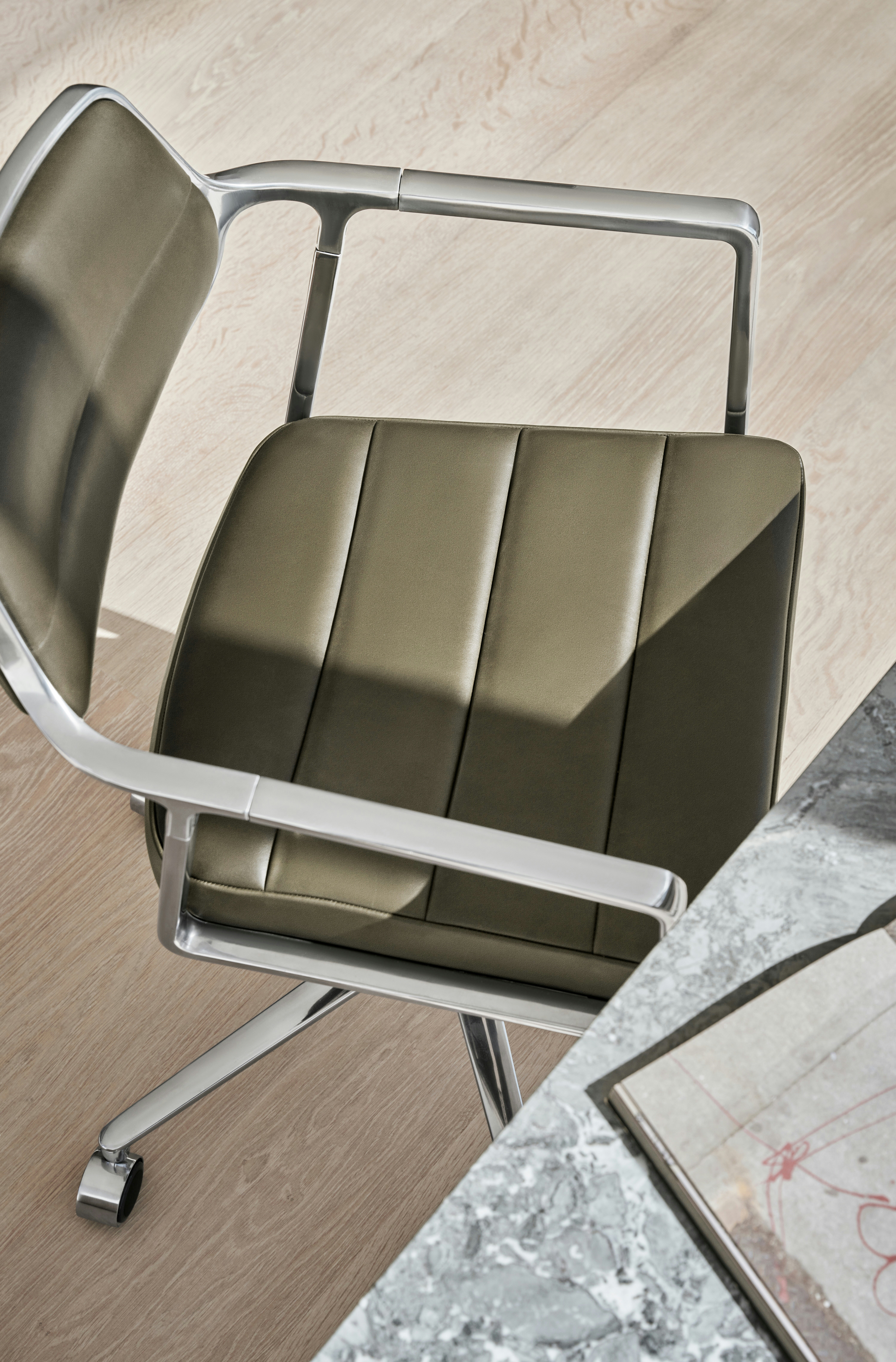 Vipp453+ Swivel Chair