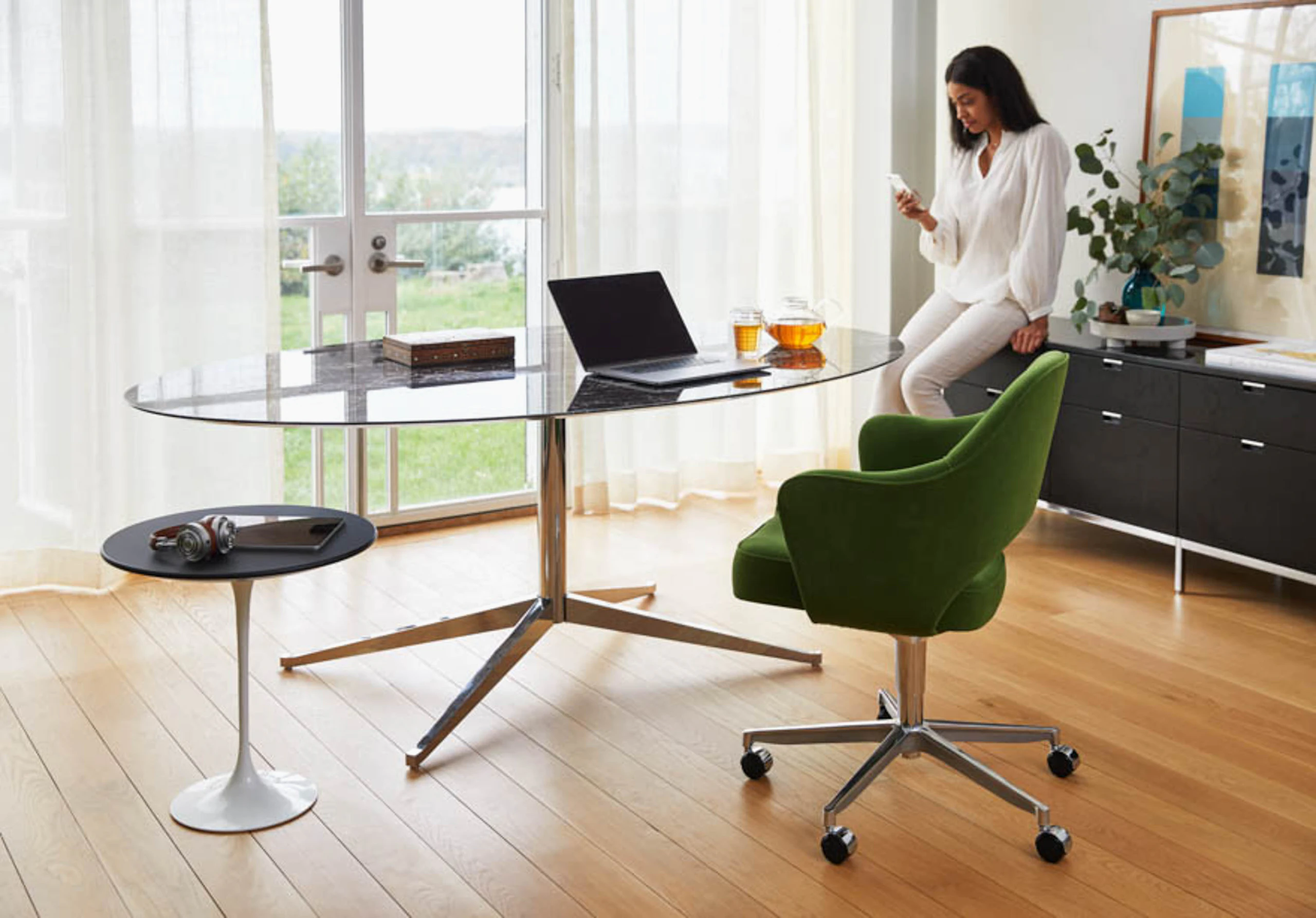 saarinen executive arm chair florence knoll table desk saarinen side table work from home