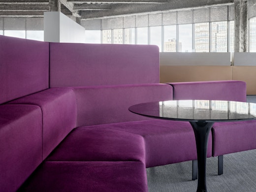 Skyline Lounge Saarinen Lounge Height Table