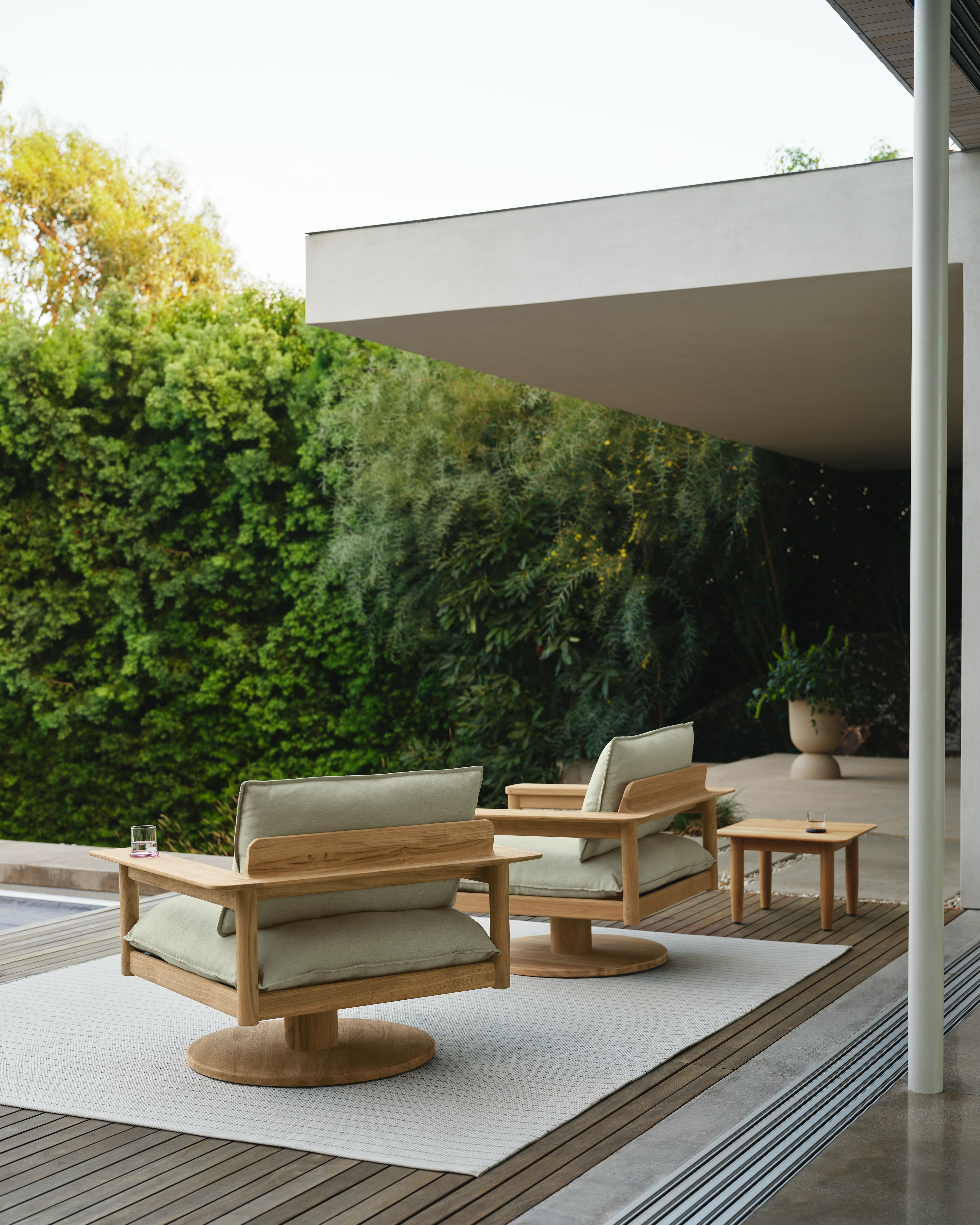 Outdoor Lounge Chairs and Ottomans