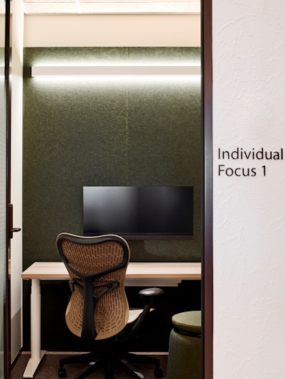 Small focus space with a height-adjustable desk, Mirra 2 Chair and Lasso Stool