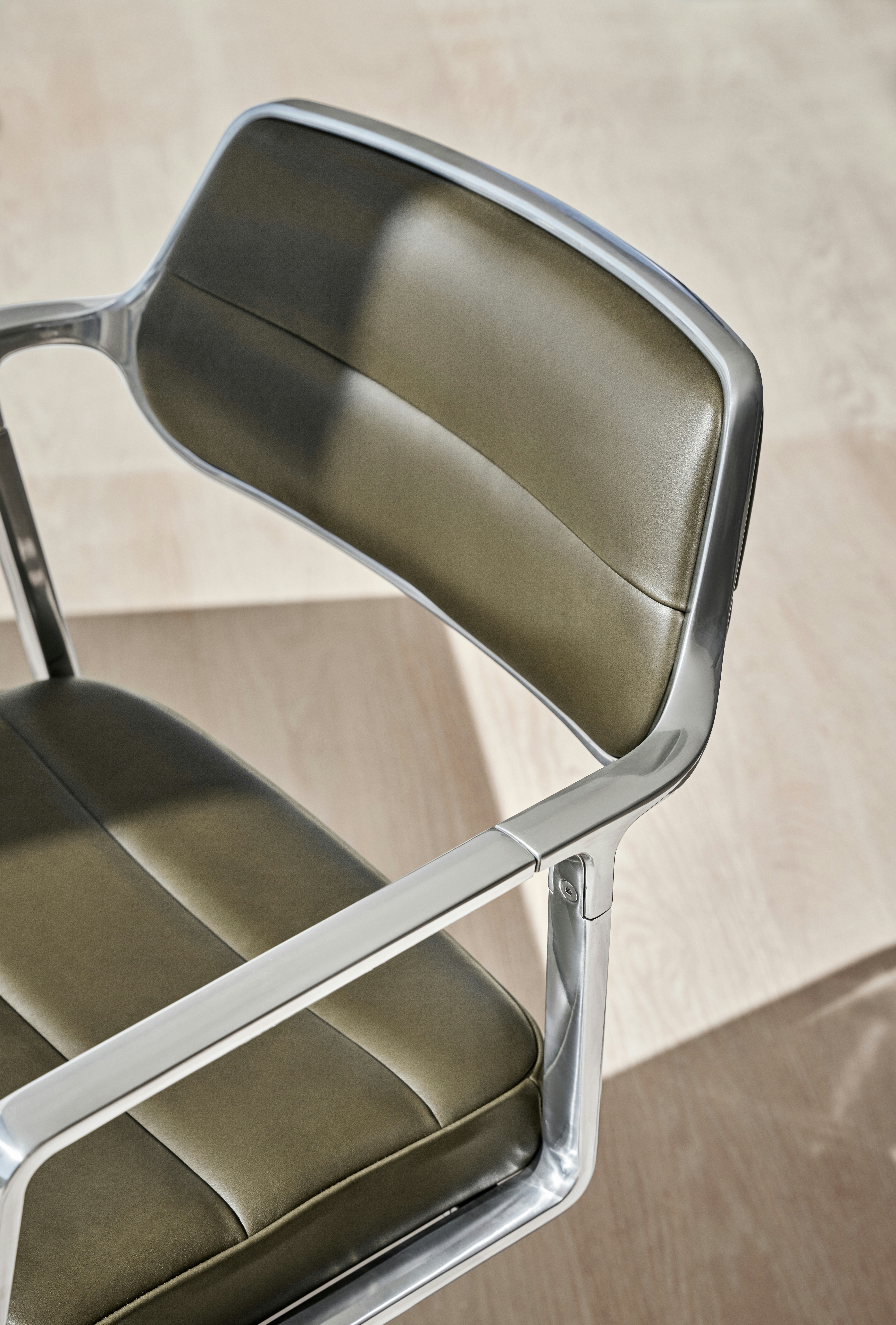 Vipp453+ Swivel Chair