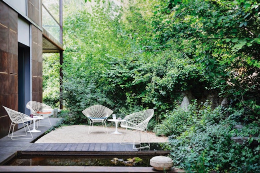 Outdoor Bertoia Diamond Chair and Saarinen Side Table