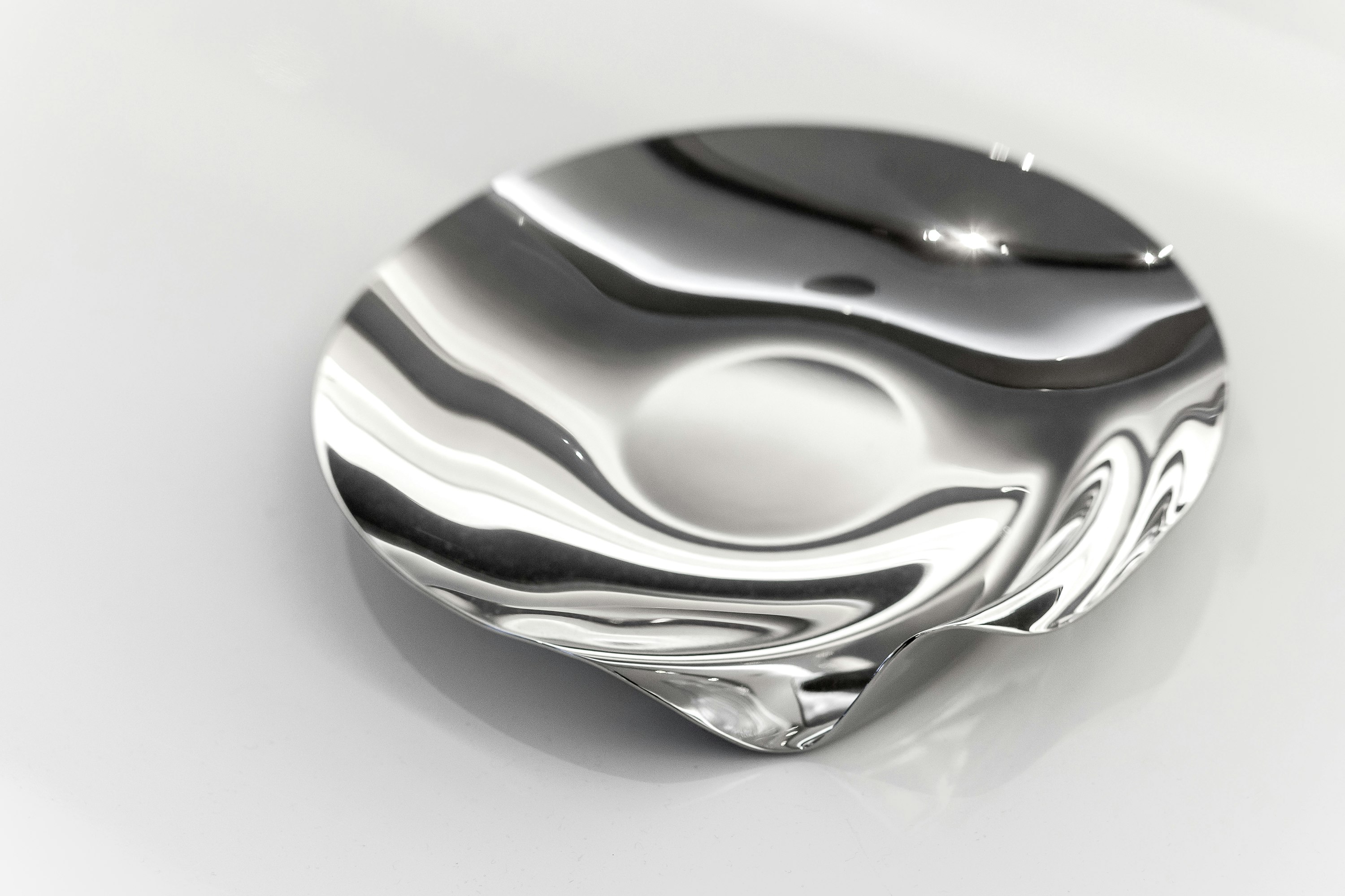 A detailed look at Serenity Platter in Medium, Stainless Steel.