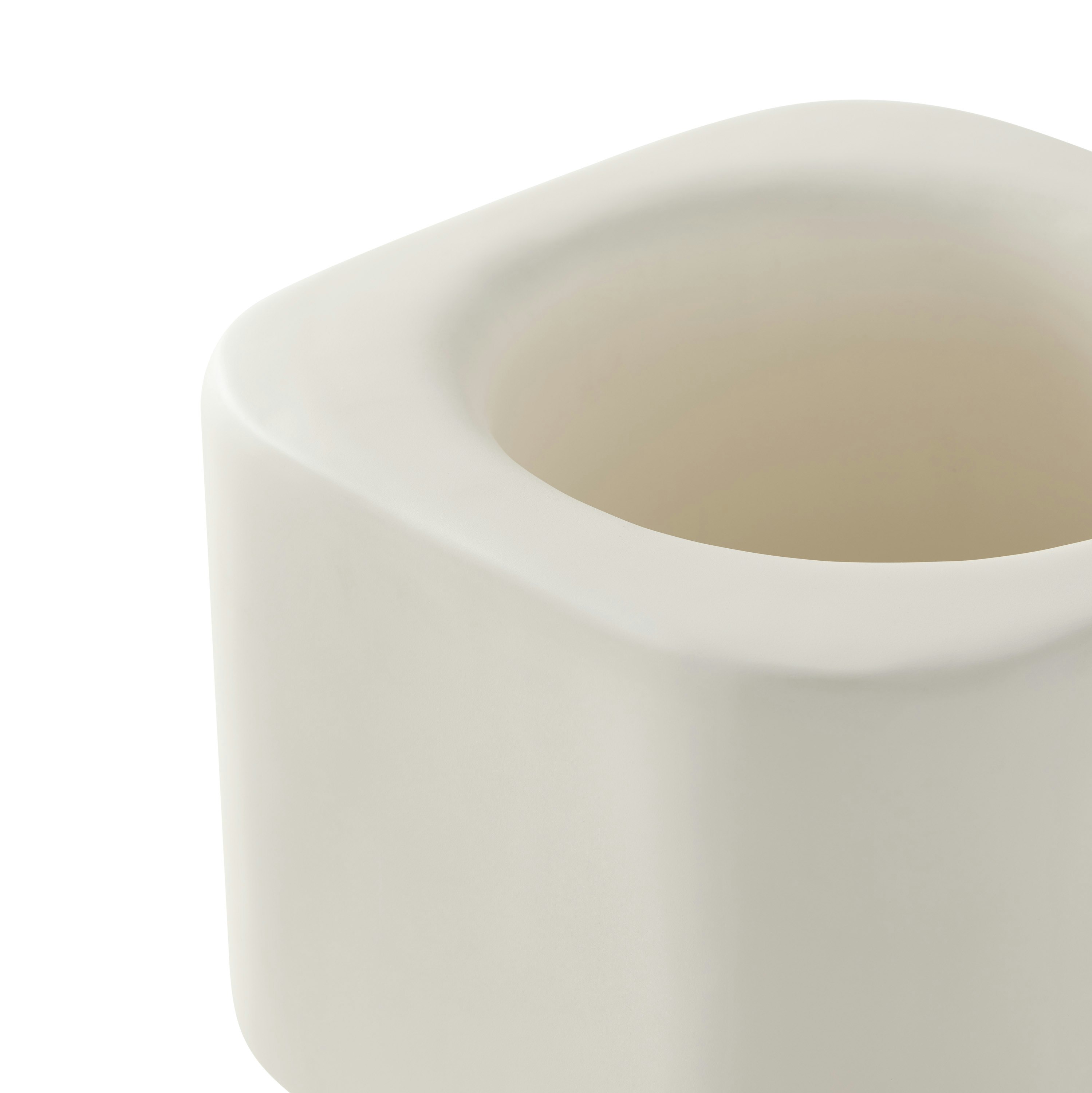 A detailed look at a Khouie Planter in white.