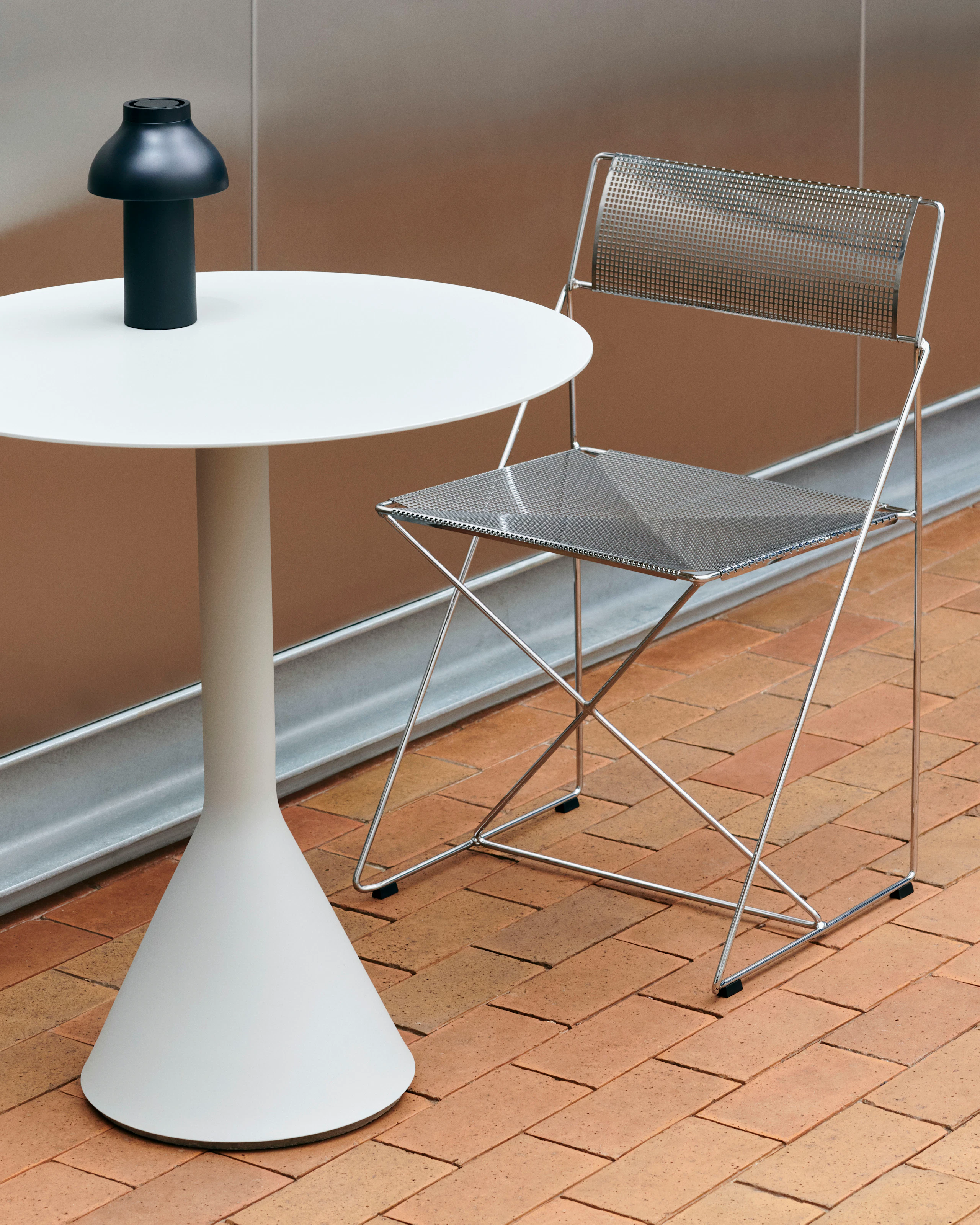 Palissade Cone Table Round with X-Line Chair