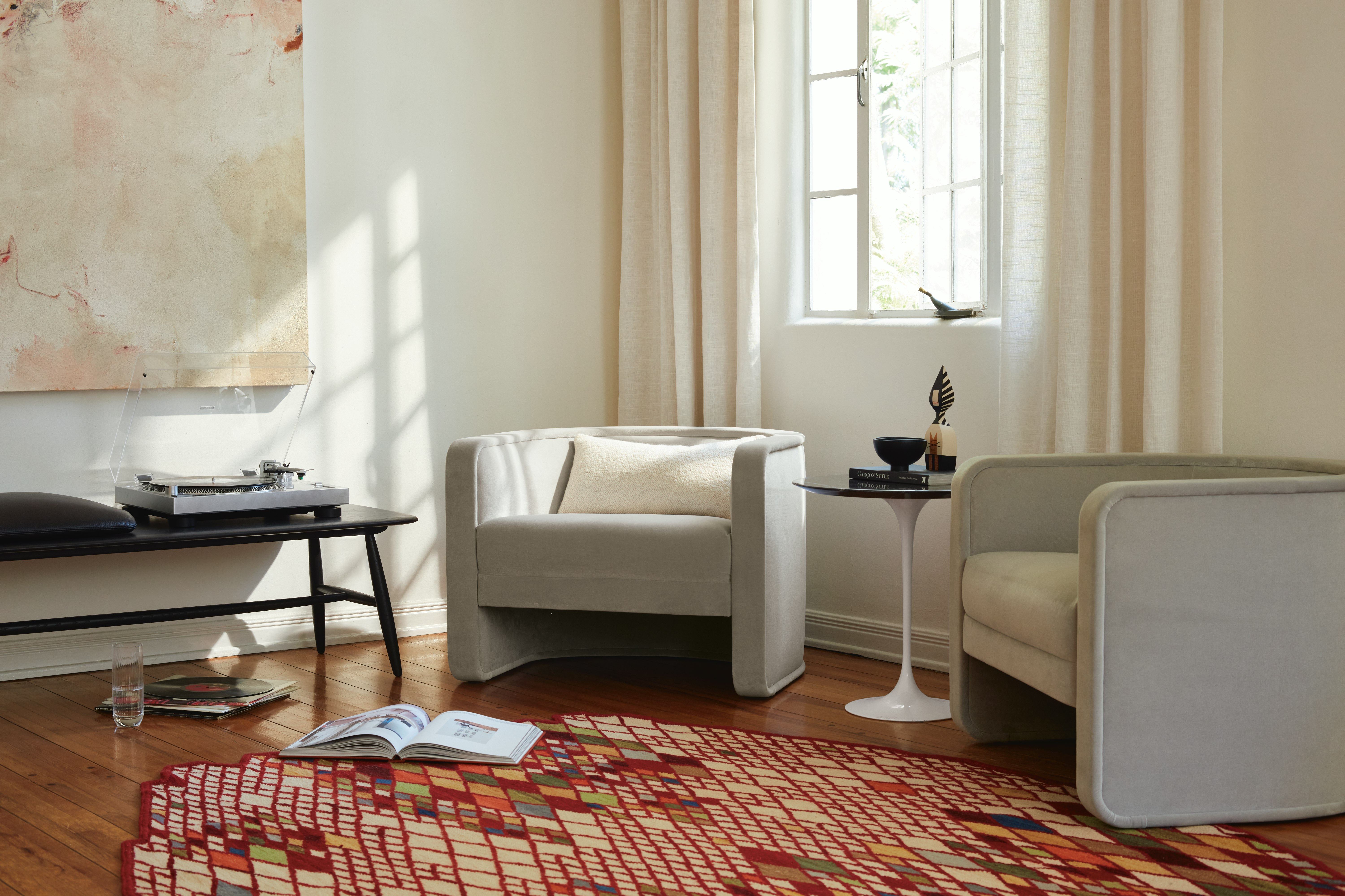 U-Series Lounge Chair with Losanges Rug