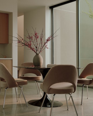 Saarinen Round Dining Table Executive Chair