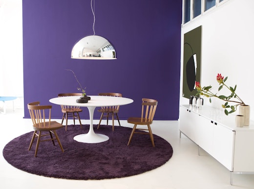 Knoll wood Straight Chair and white Saarinen Dining Table.