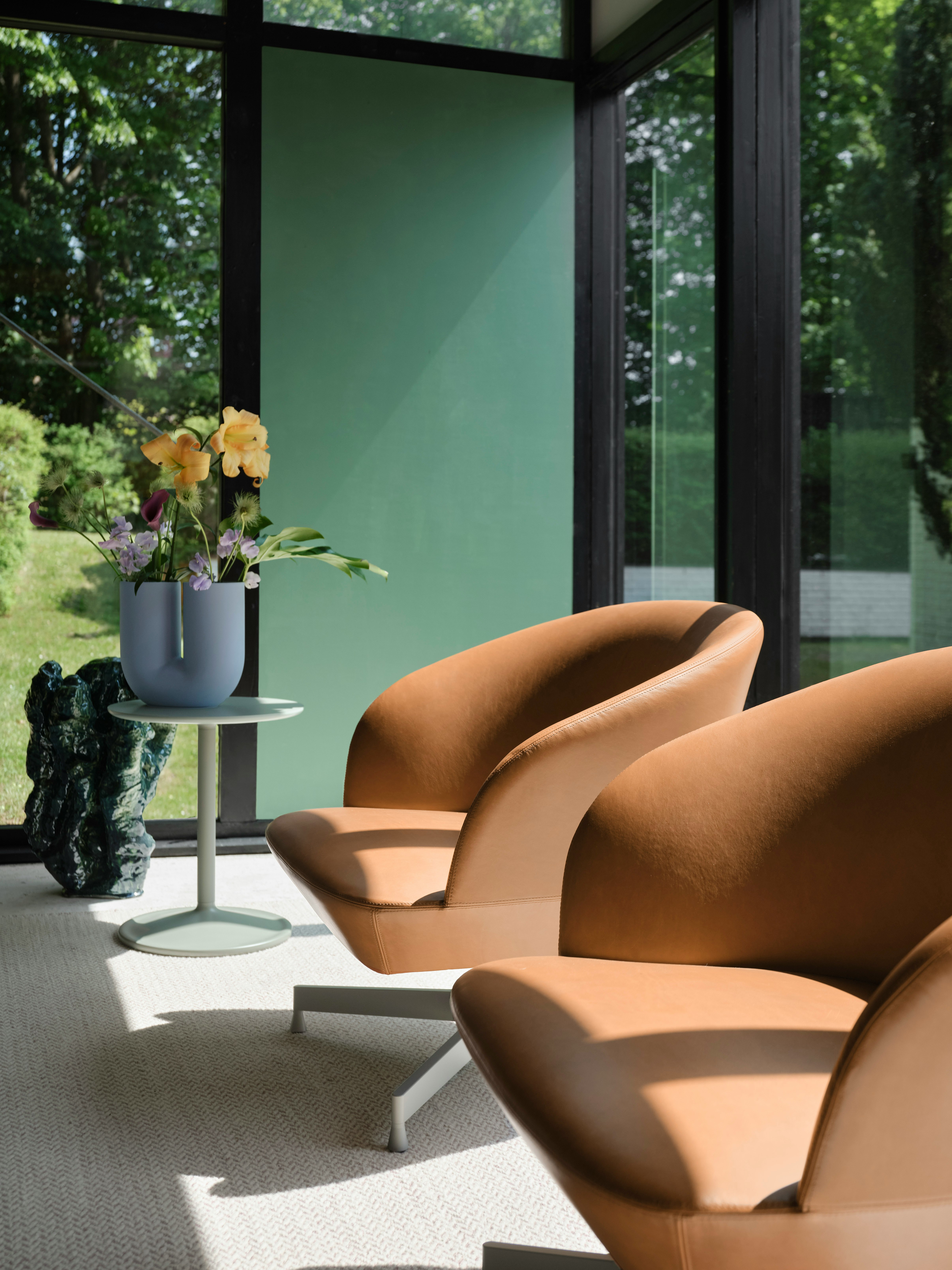 Oslo Lounge Chair Swivel Base in Refine Leather Cognac/Grey Ply Rug in Light Rose Soft Side Table in Dusty Green Kink Vase in Light Blue