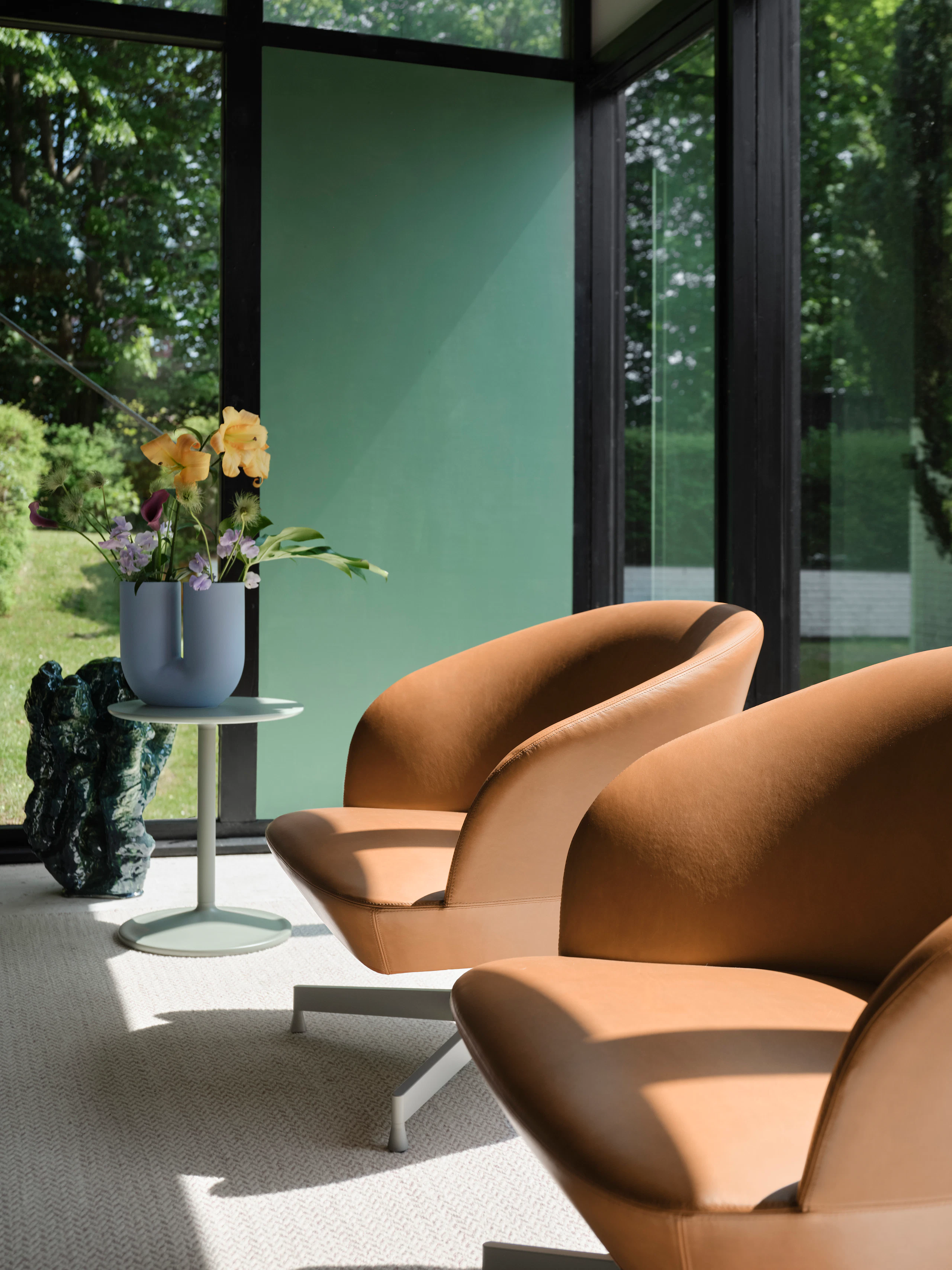 Oslo Lounge Chair Swivel Base in Refine Leather Cognac/Grey Ply Rug in Light Rose Soft Side Table in Dusty Green Kink Vase in Light Blue