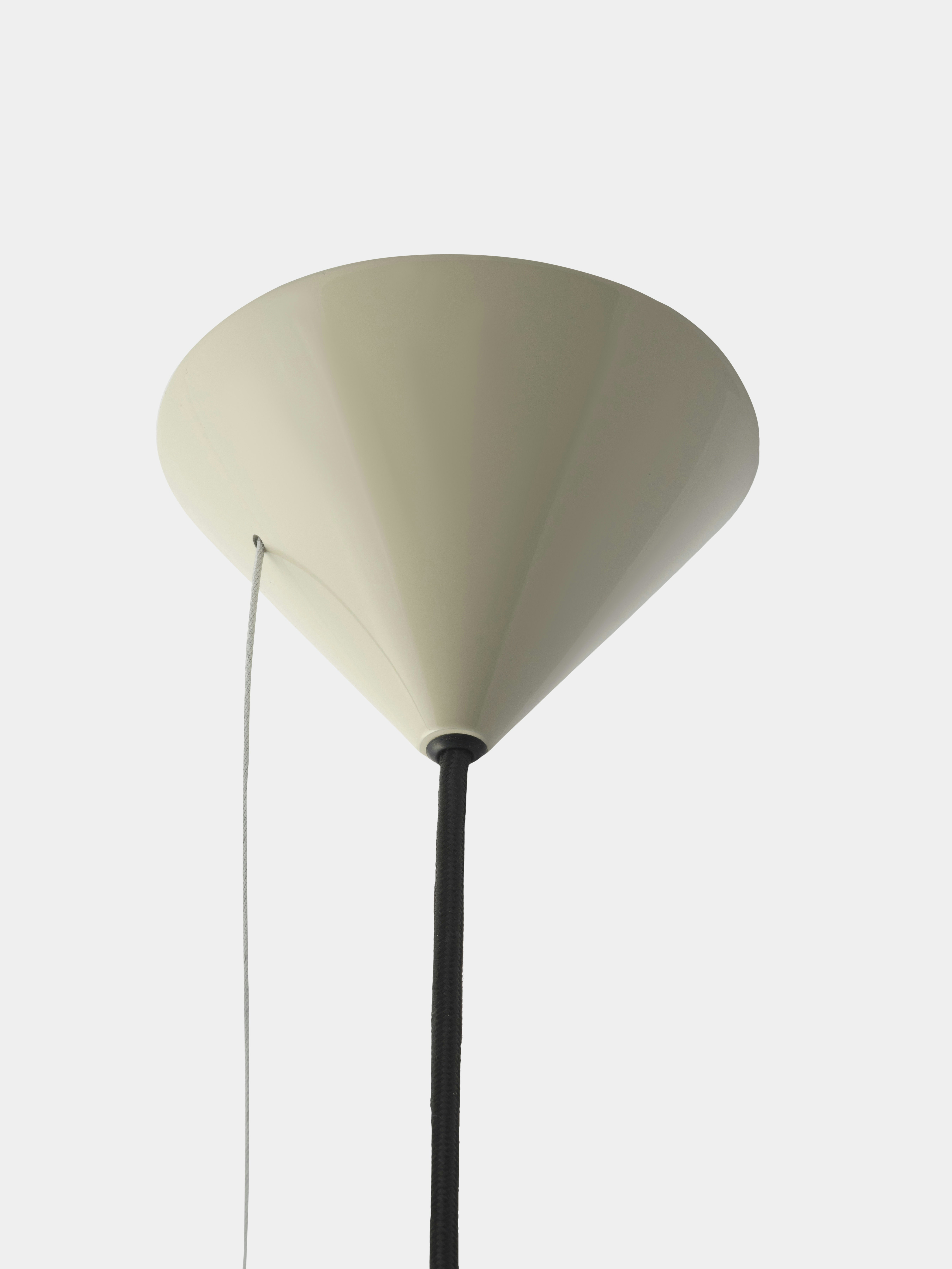 A detailed look at a Pose Pendant in Putty.