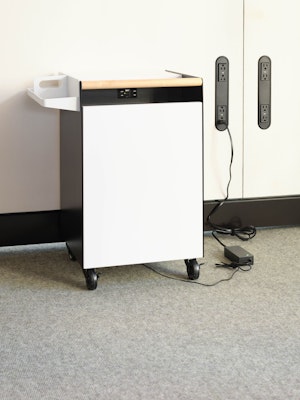 Tech cart 24h recharging antenna workspaces hybrid storage