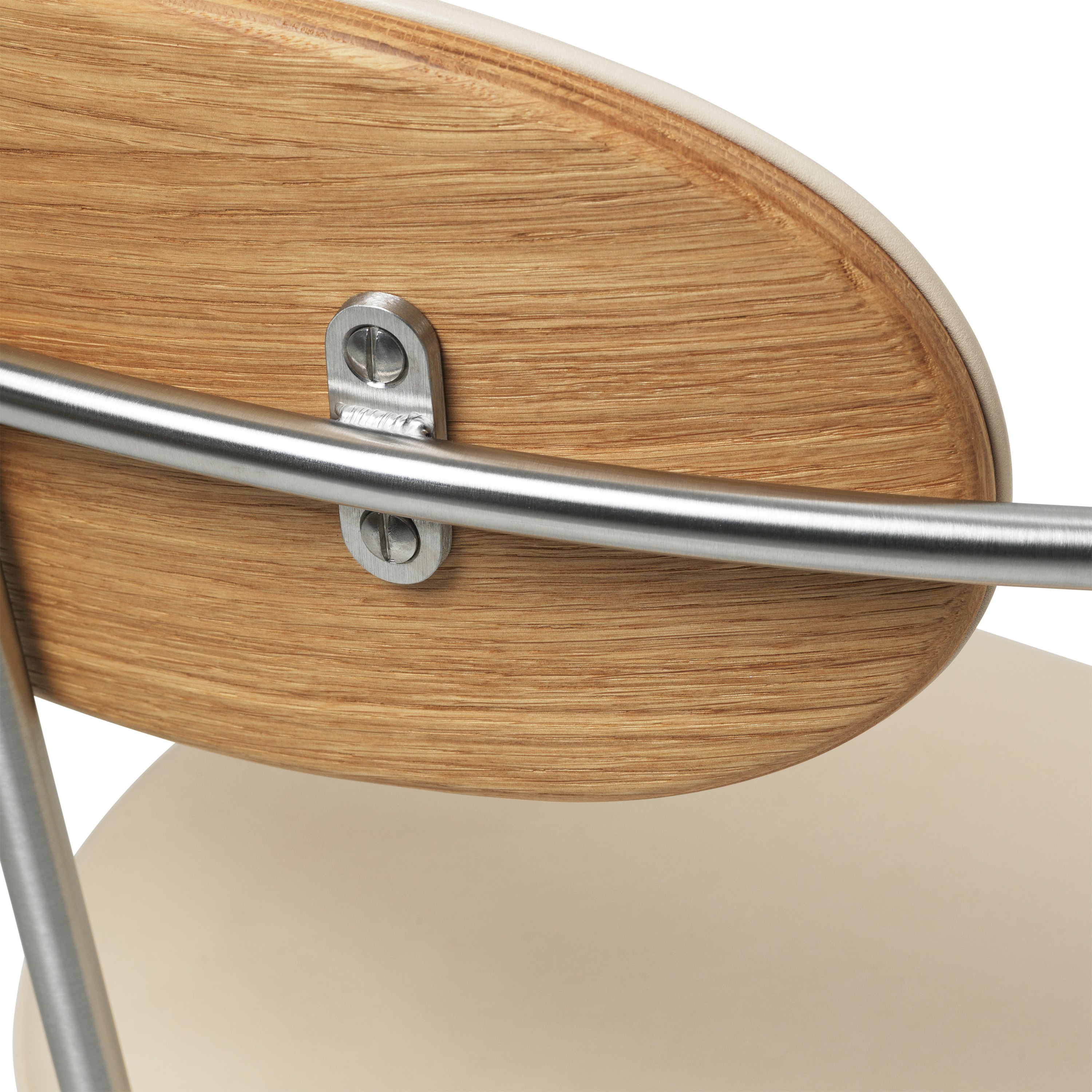 CH621 Swivel chair in beige leather and oak detailed view