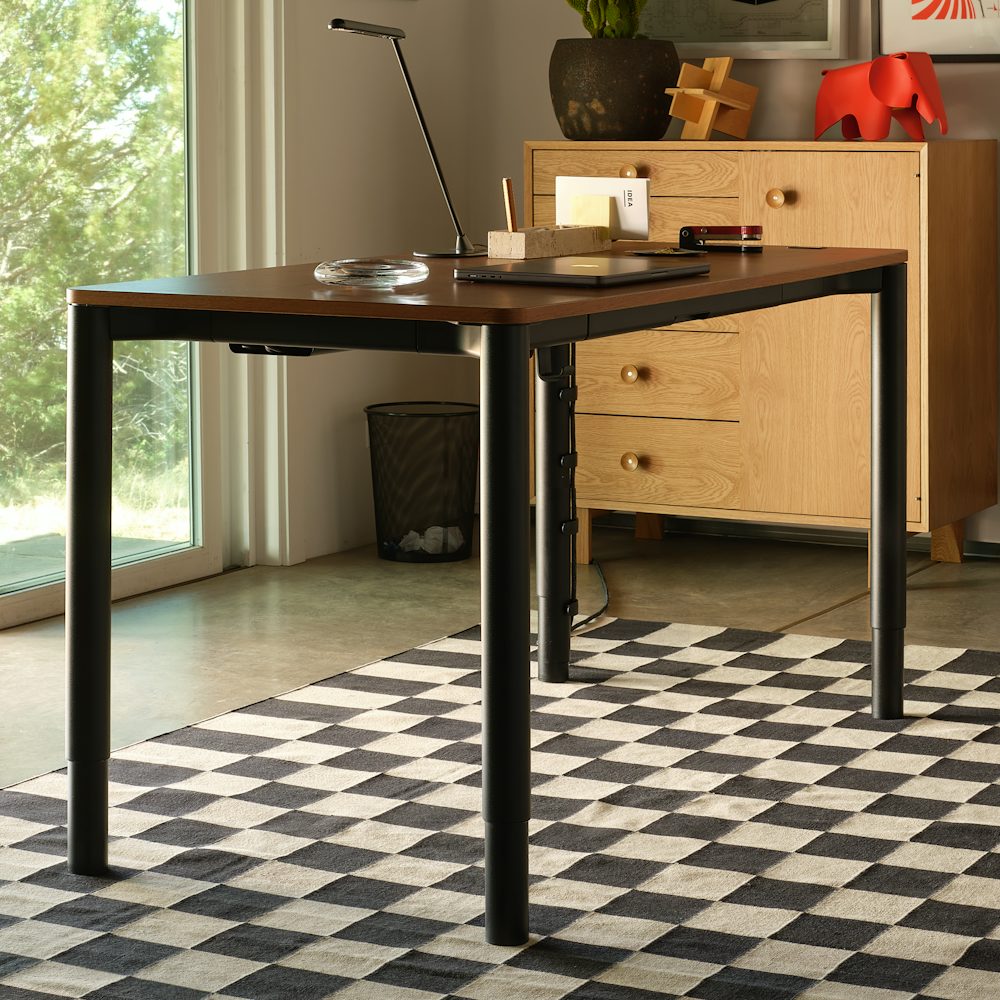 Spout Sit-to-Stand Table