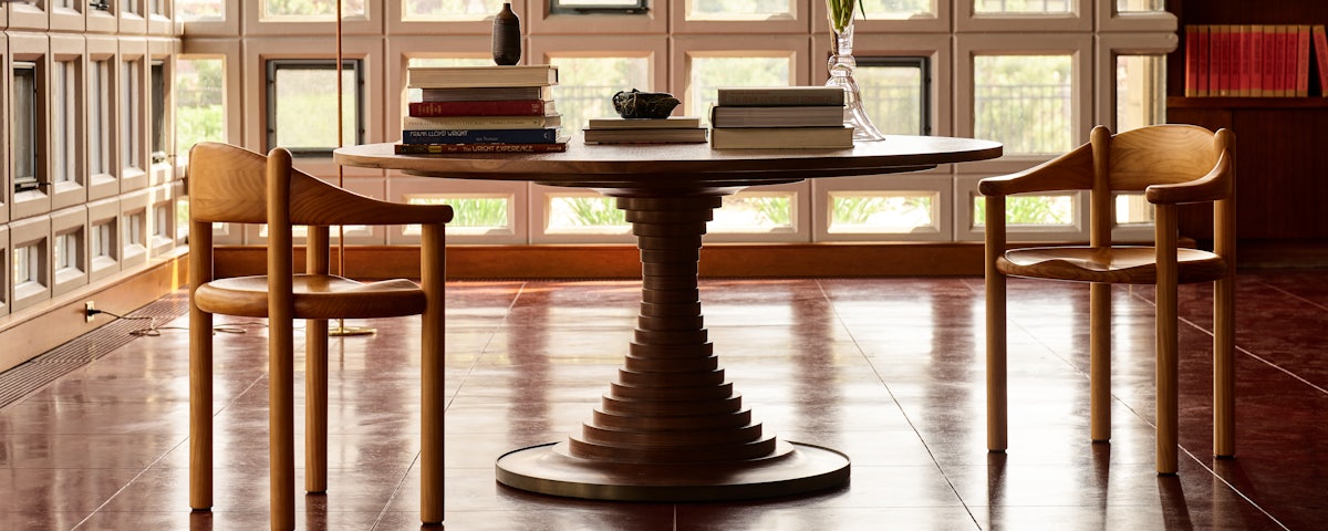 Tavolo a Dischi Dining Table and two dining chairs
