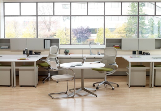 Dividends Skyline open plan benching with frameless add up