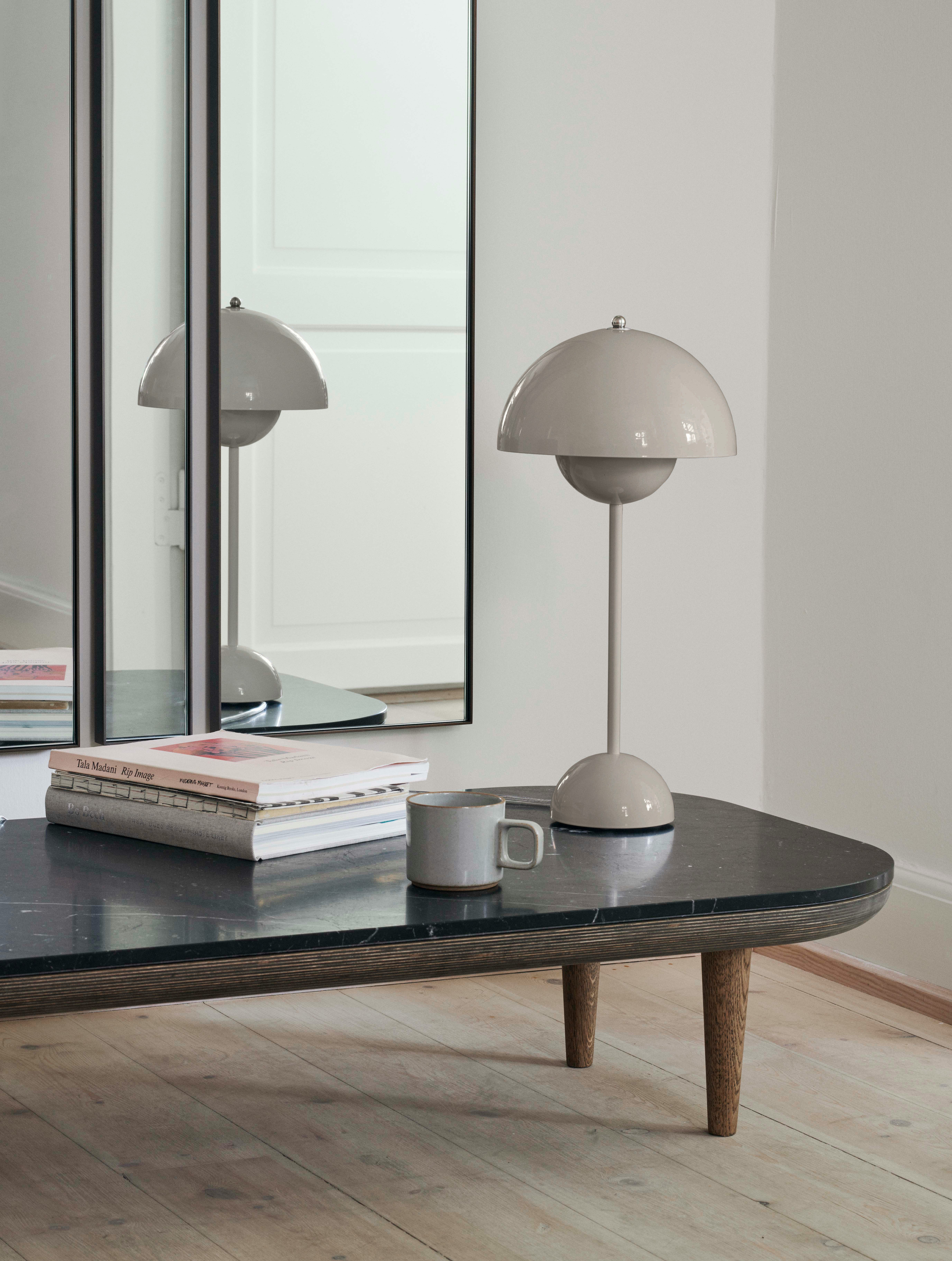 VP3 Flowerpot Table Lamp