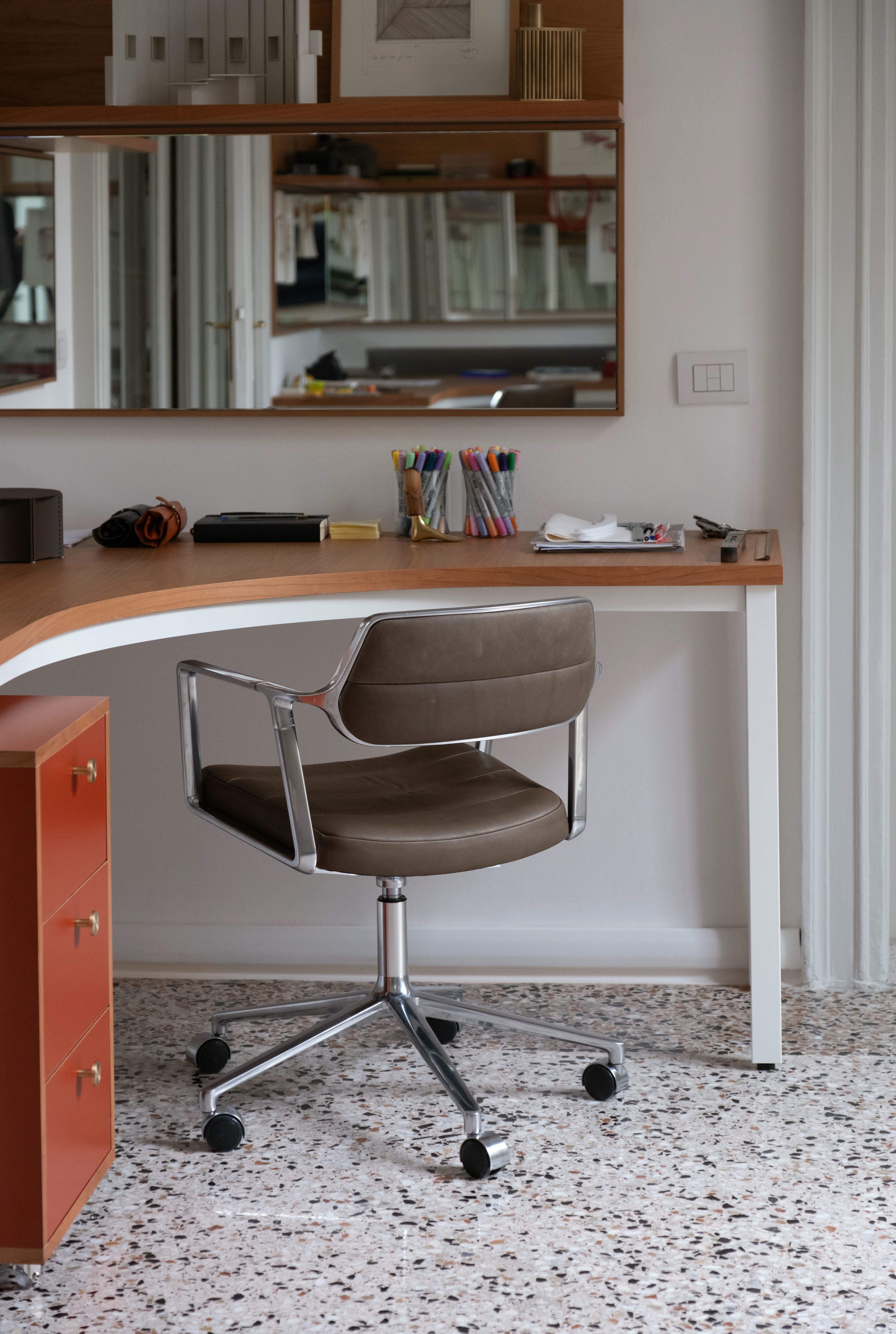 Vipp453+ Swivel Chair