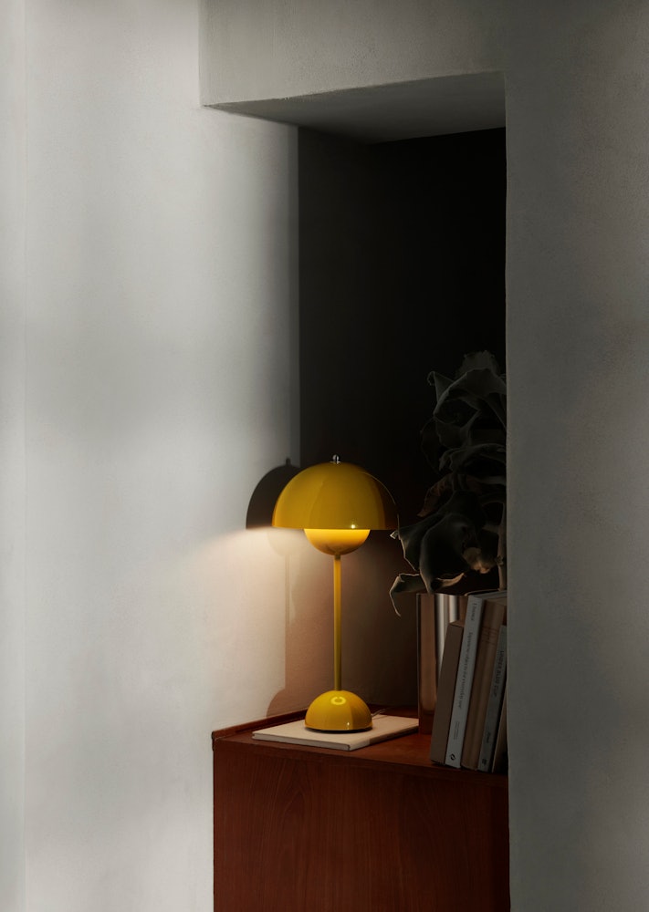 VP3 Flowerpot Table Lamp