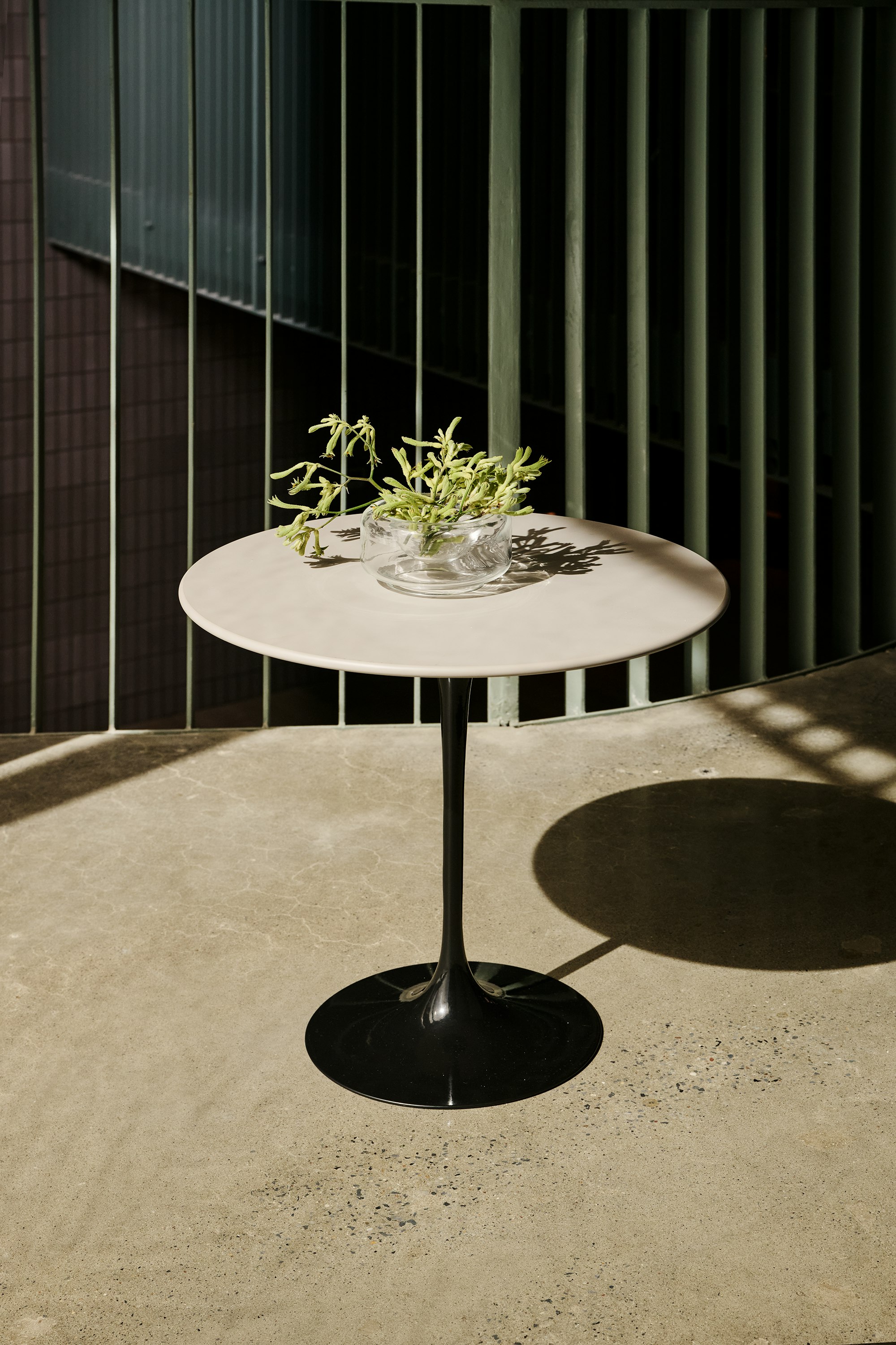 Saarinen Side Table, Round in Modern Clay and Black