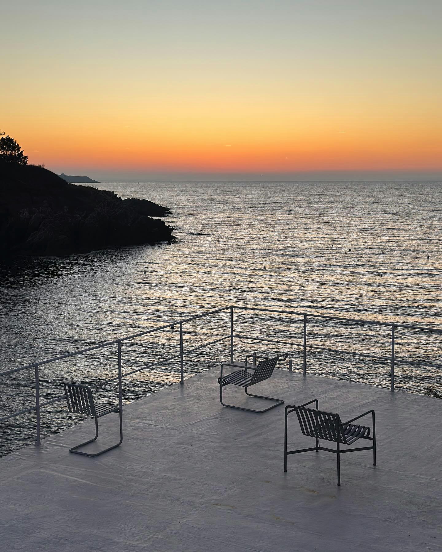 Palissade Cantilever Dining Armchair