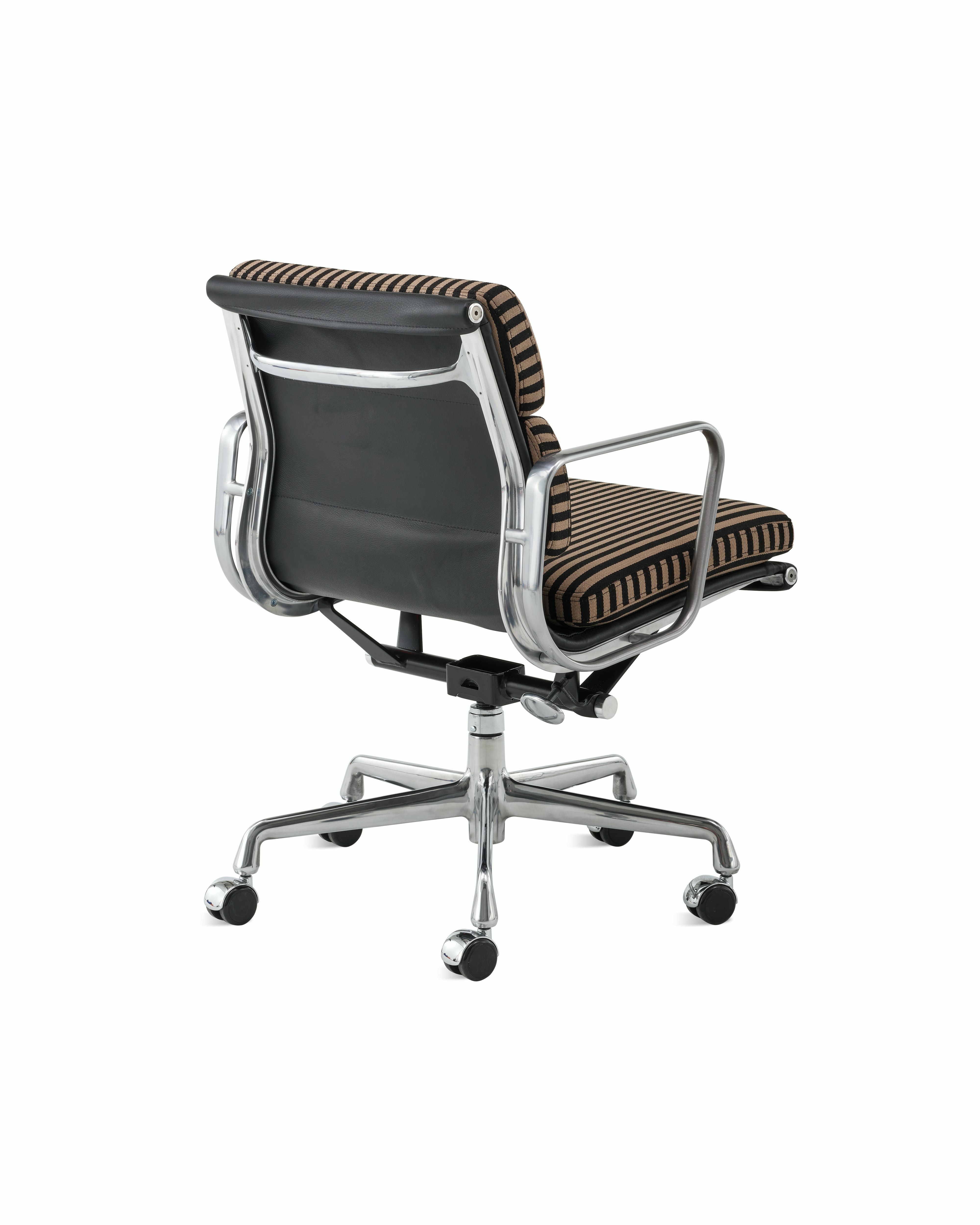 Eames Soft Pad Mgmt - Toostripe Black/Raw Umber / Prone Leather Obsidian,  Pol Alum,  Manual Lift,  Standard