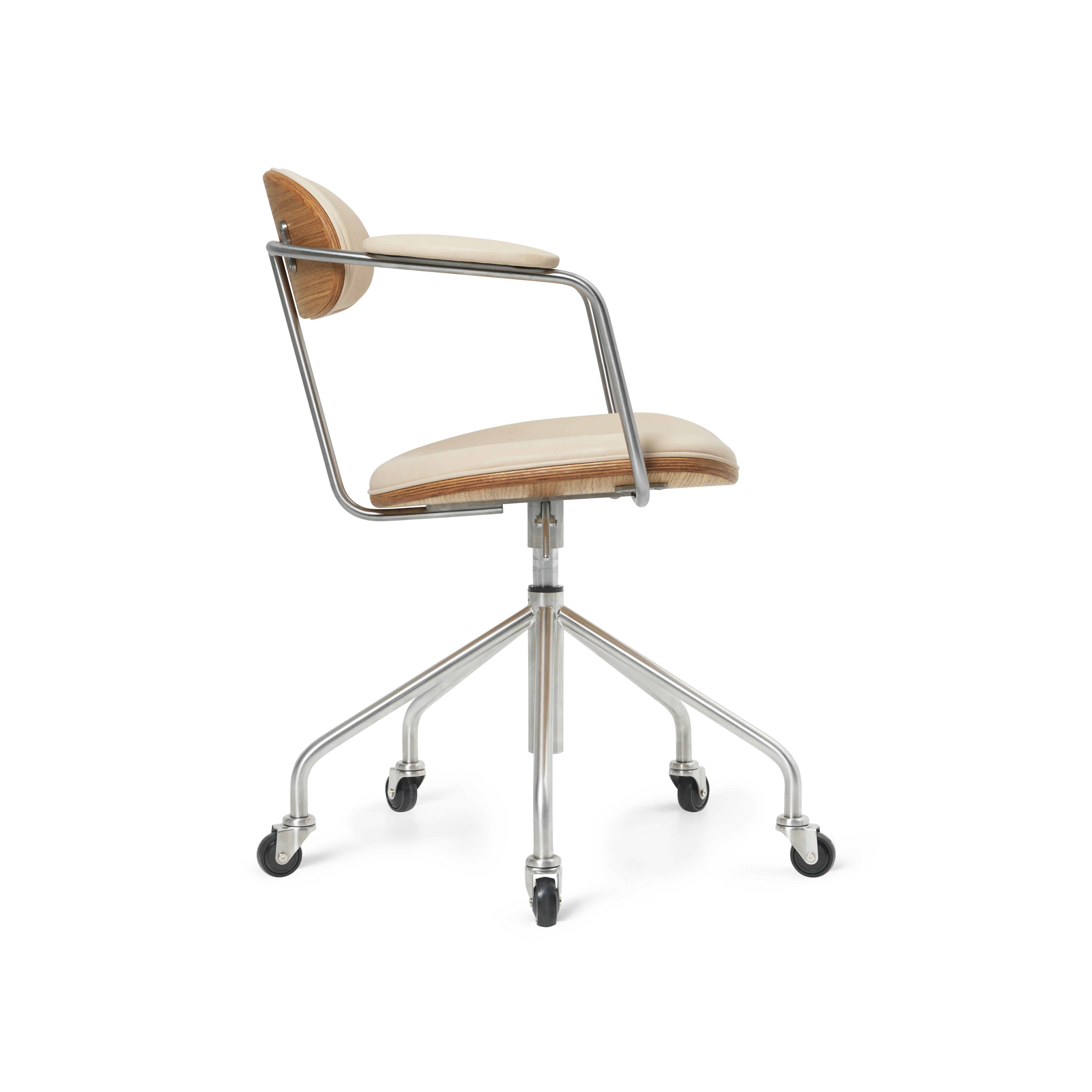 CH621 Swivel chair in beige leather and oak viewed from the side