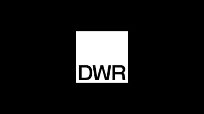 黑色背景上的 DWR 徽标。
