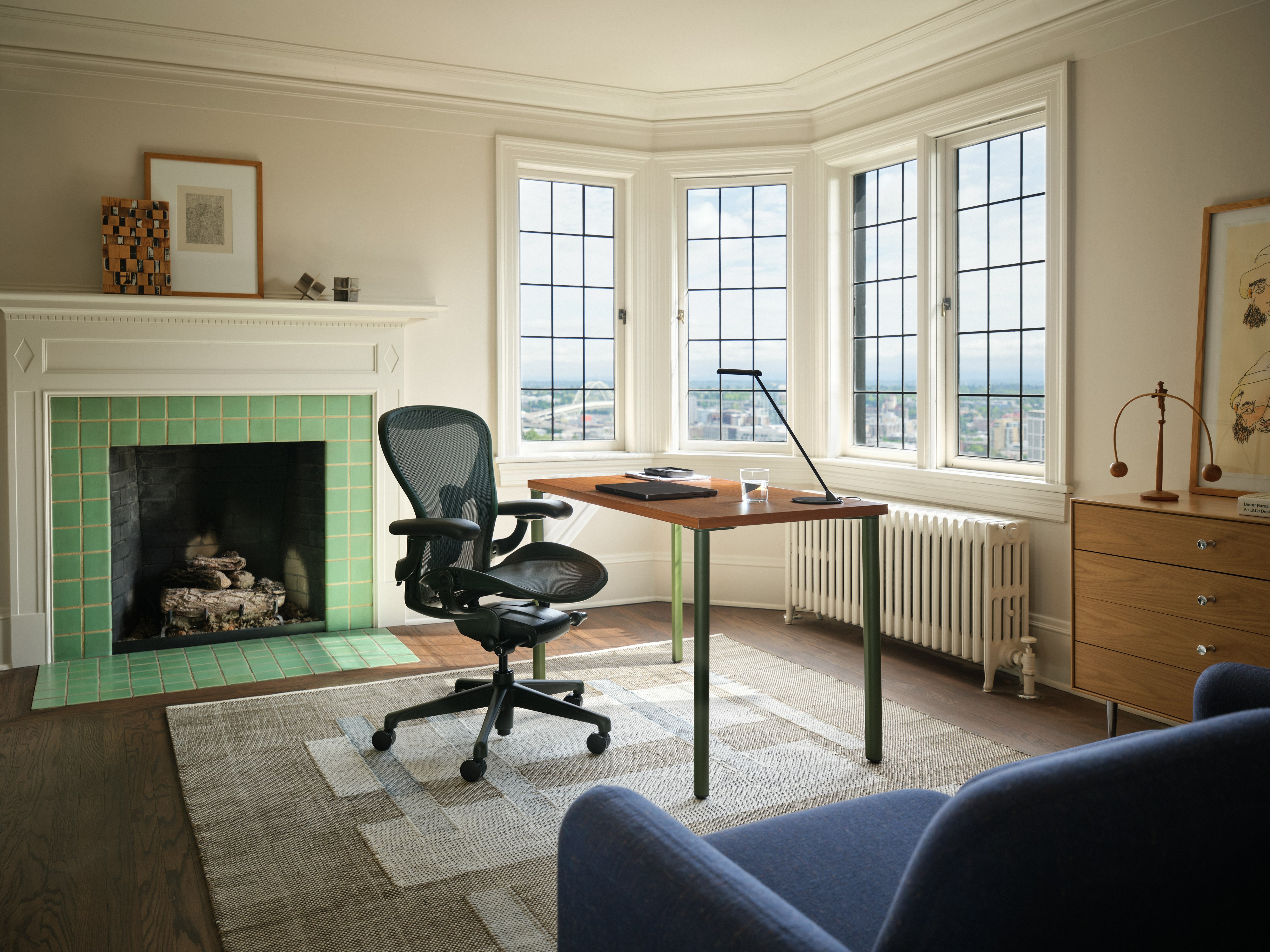 Aeron Chair in Jasper at an OE1 Table