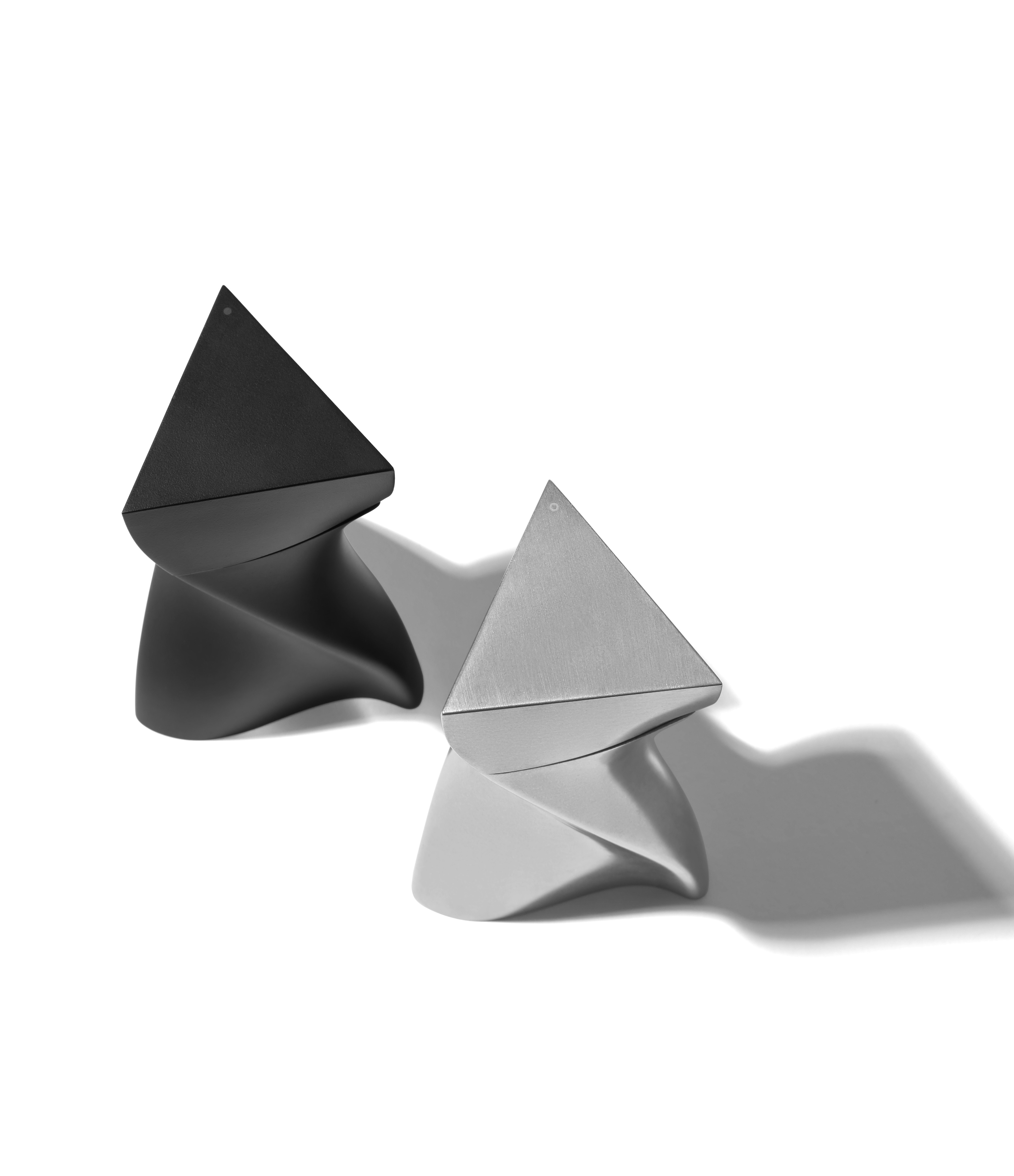 A Duo Salt and Pepper Grinders in Silver / Black viewed from the front.