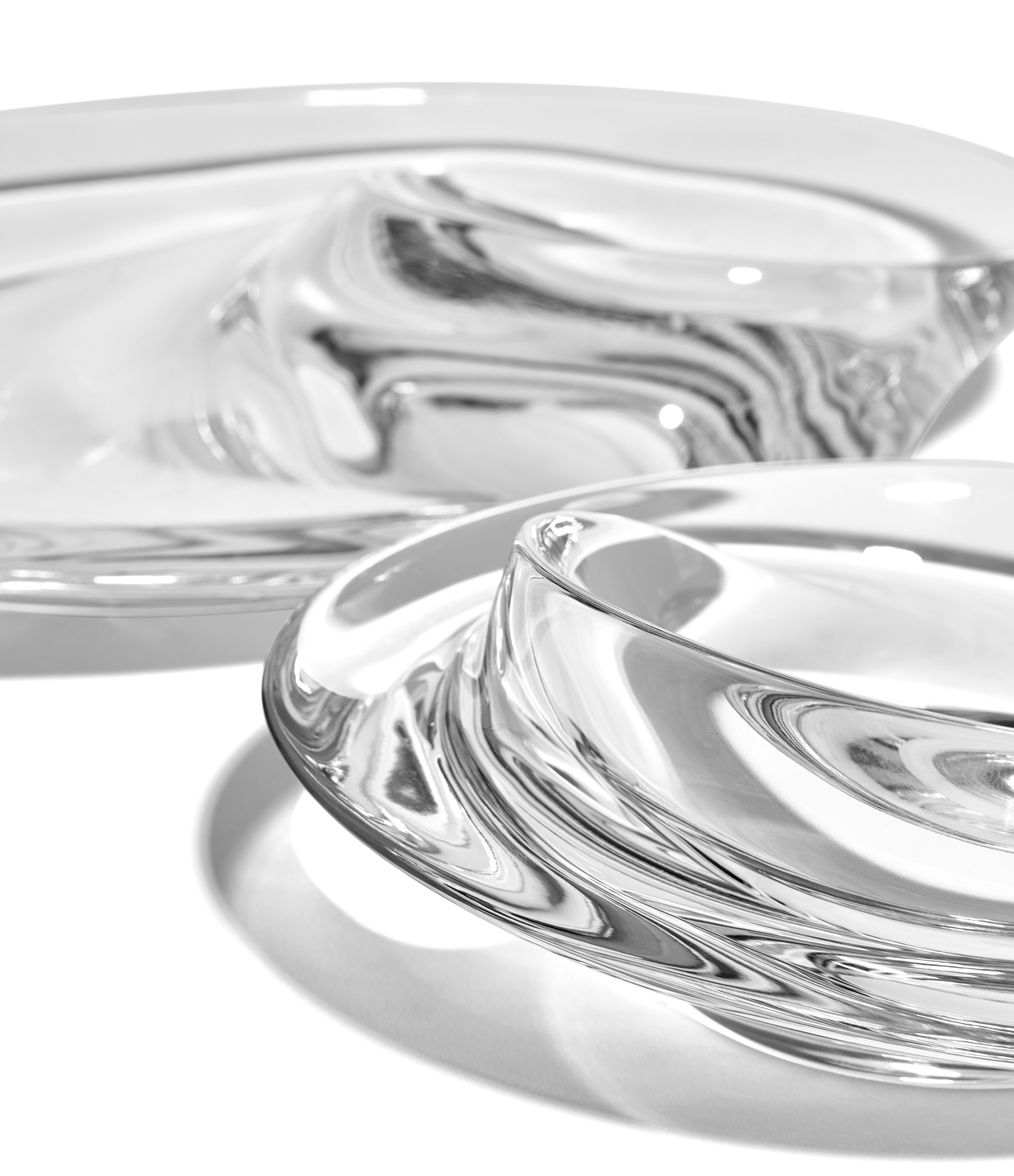 A detailed look at Swirl Bowl in Small, Glass.