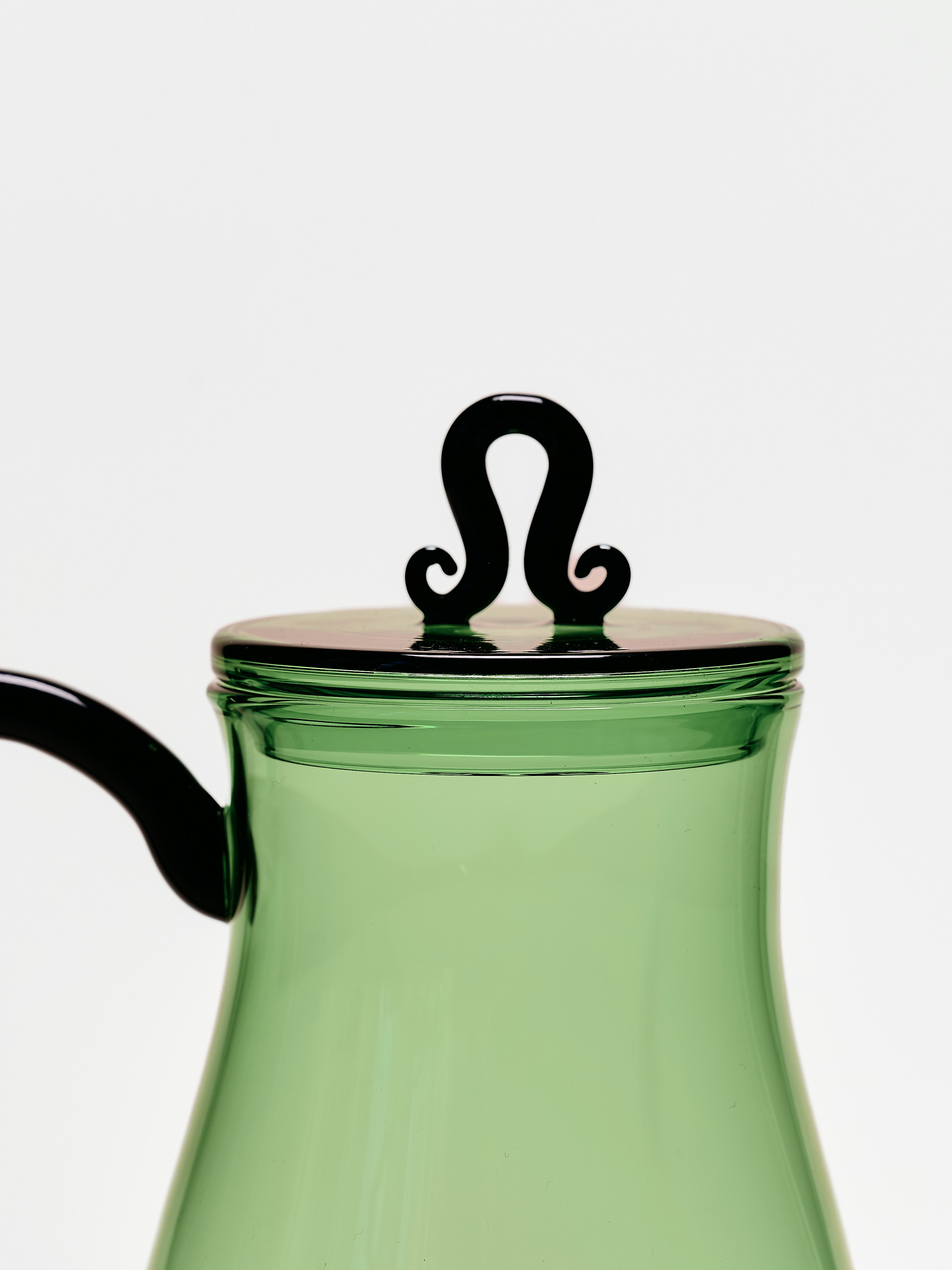 A detailed look at Bell Pot in Green Black.