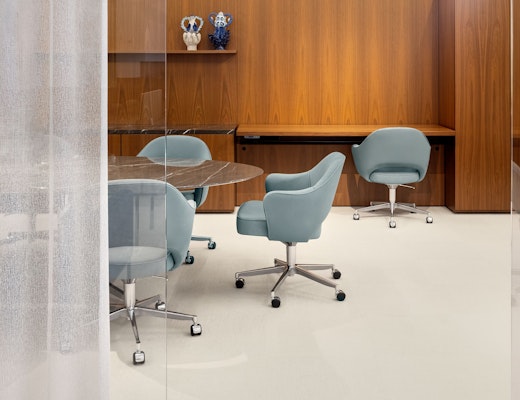 Knoll NYC Showroom with Saarinen Executive Chairs and Cove Collection by Knoll Knoll NYC Showroom Cove Collection by Knoll Saarinen Executive Chairs