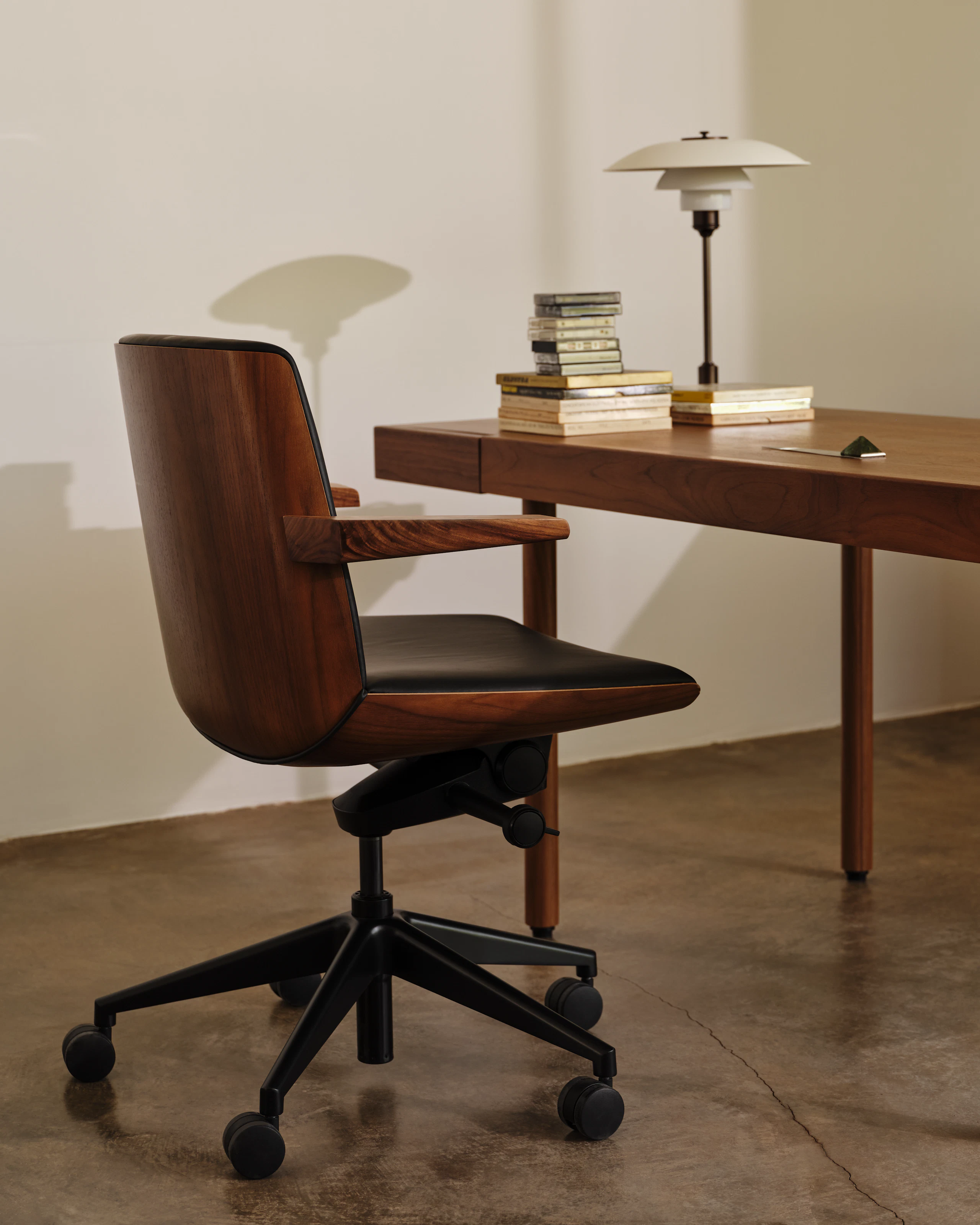 Clamshell Conference Chair, Geiger | MillerKnoll Clamshell Conference Chair, Geiger | MillerKnoll