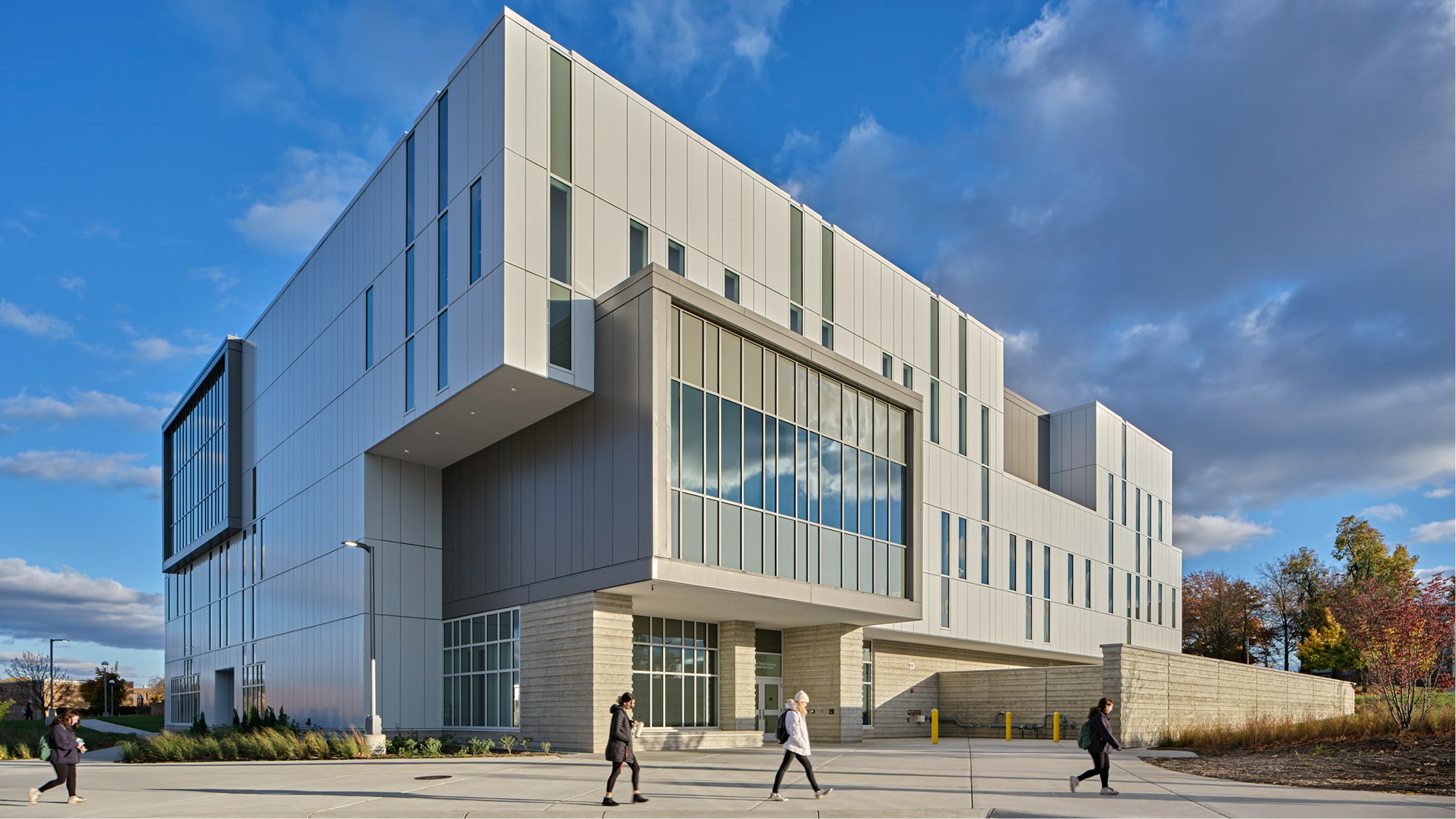 Uma vista externa do Center for Virtual Learning da Ferris State University