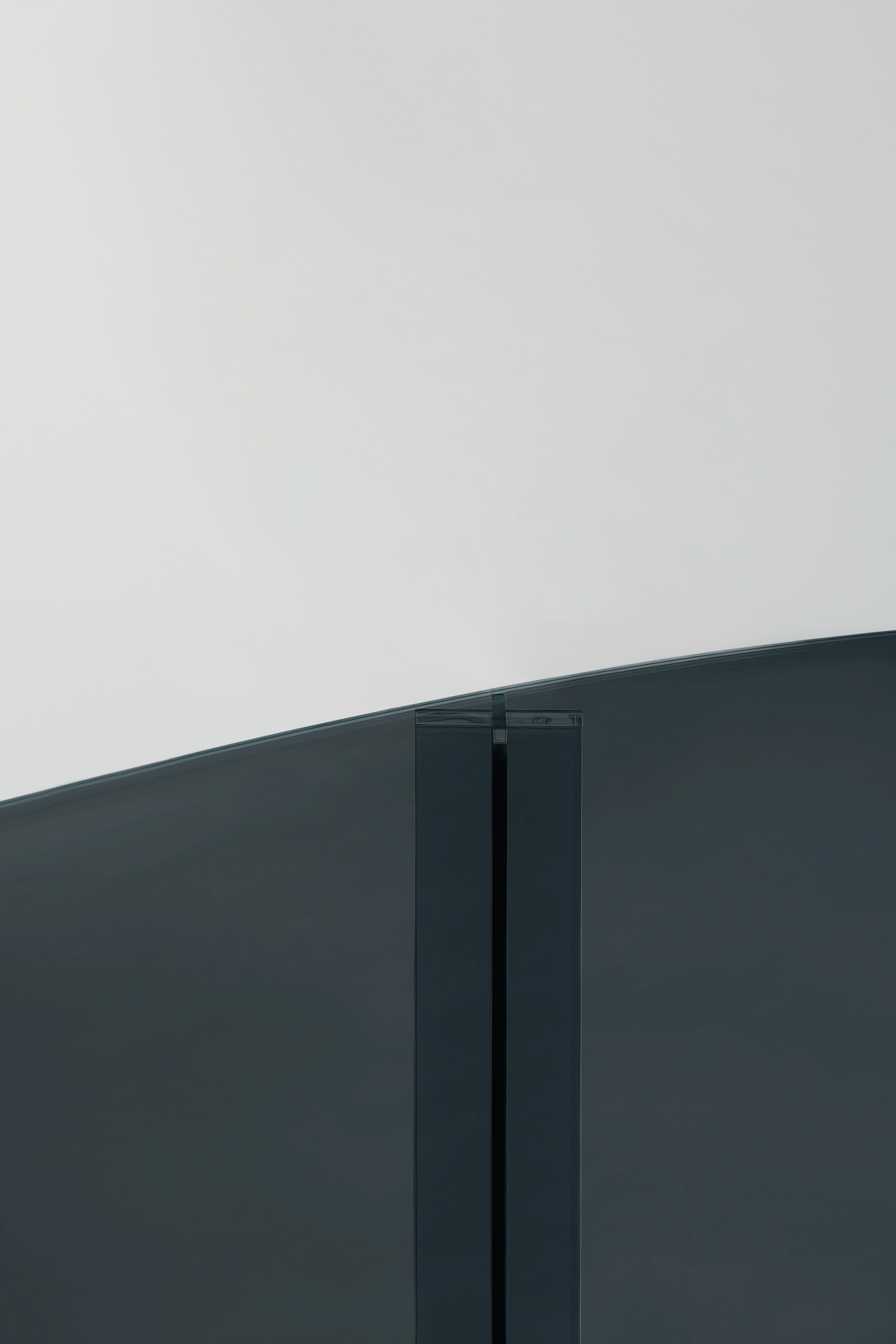 X-T Dining Table - Oval, 94", Smoked Glass