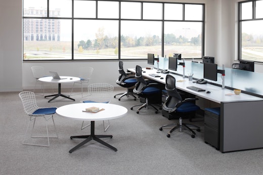 Dividends Skyline open plan benching with frosted glass dividers