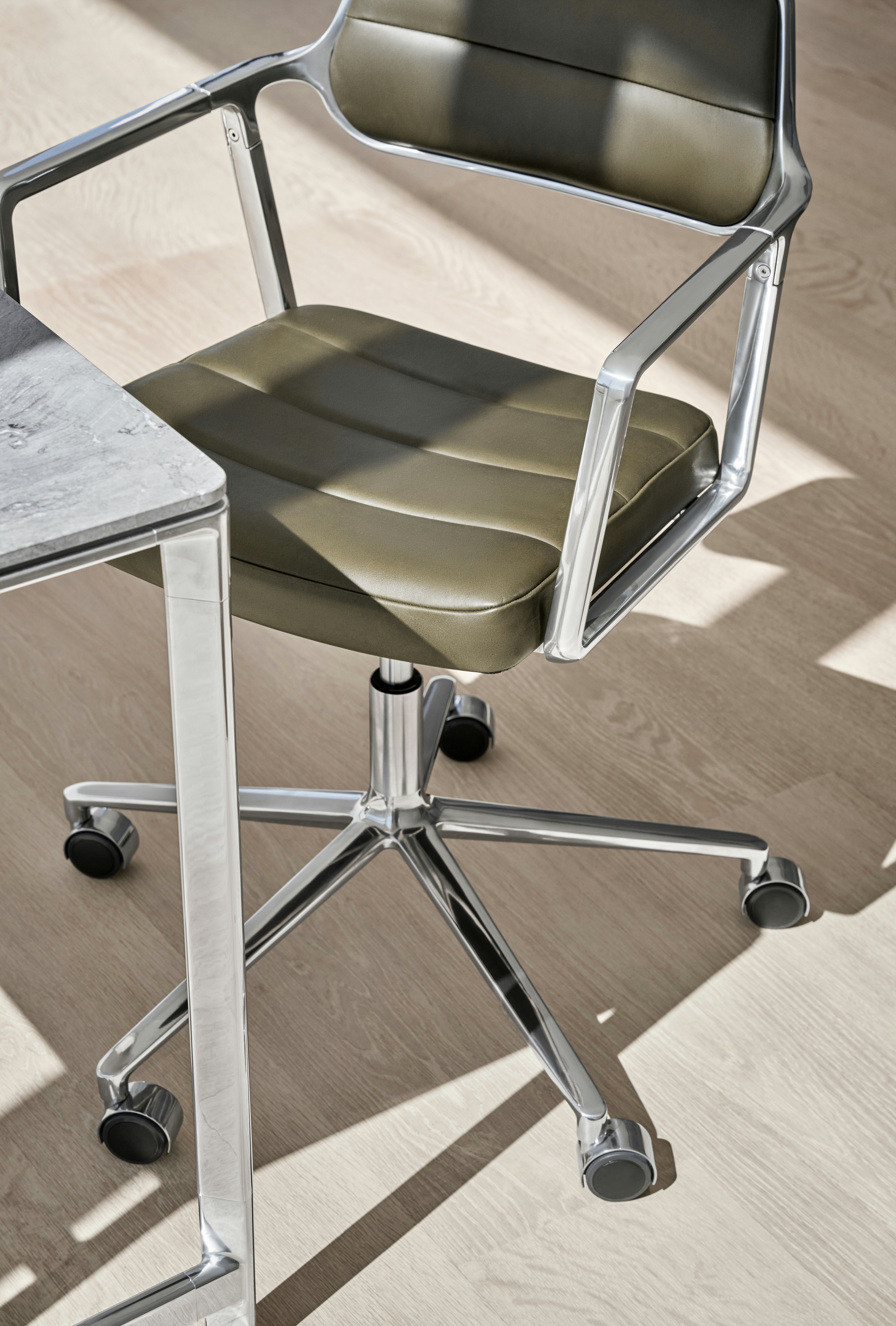 Vipp453+ Swivel Chair