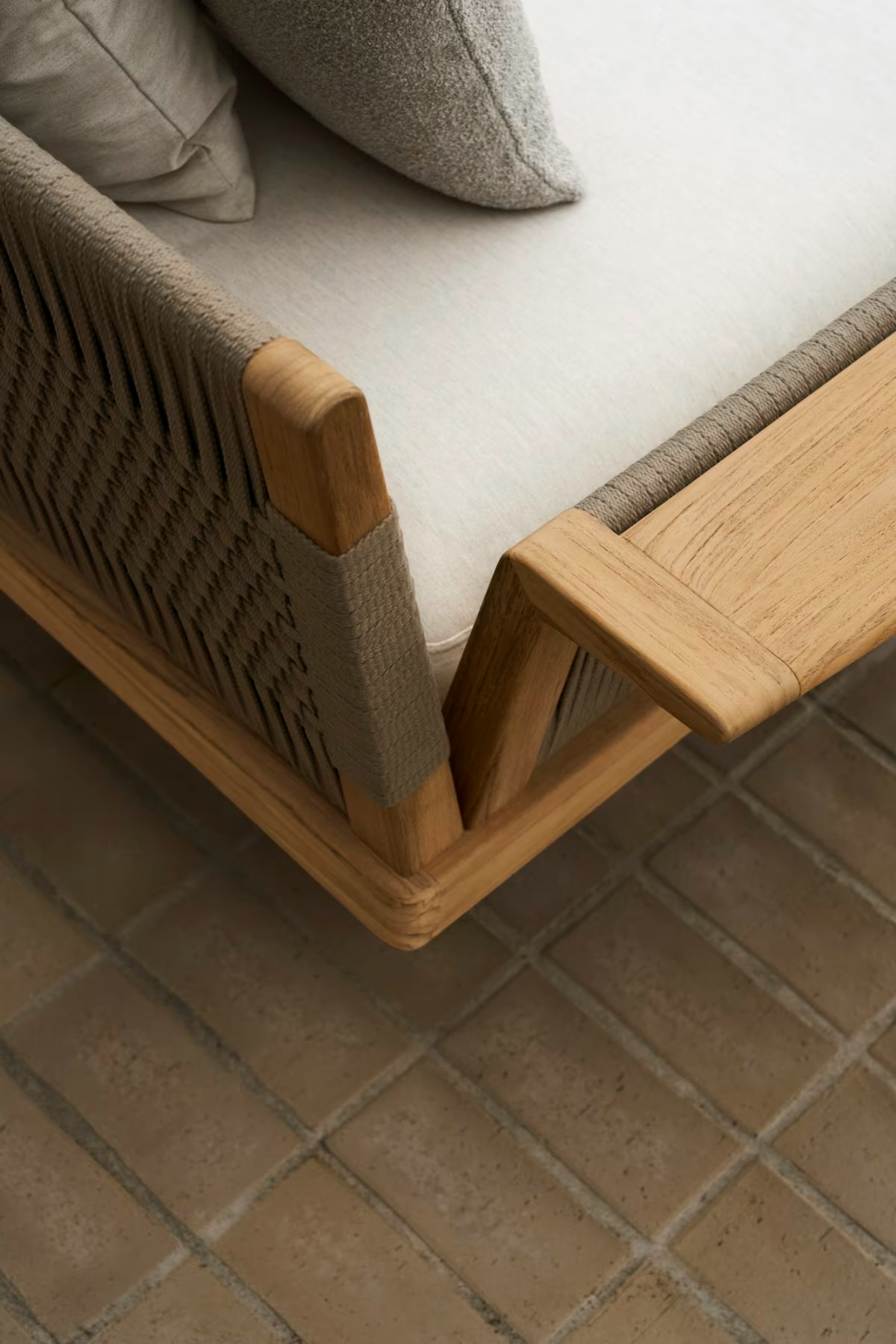 E510 Embrace Outdoor One Arm Module w/Armrest