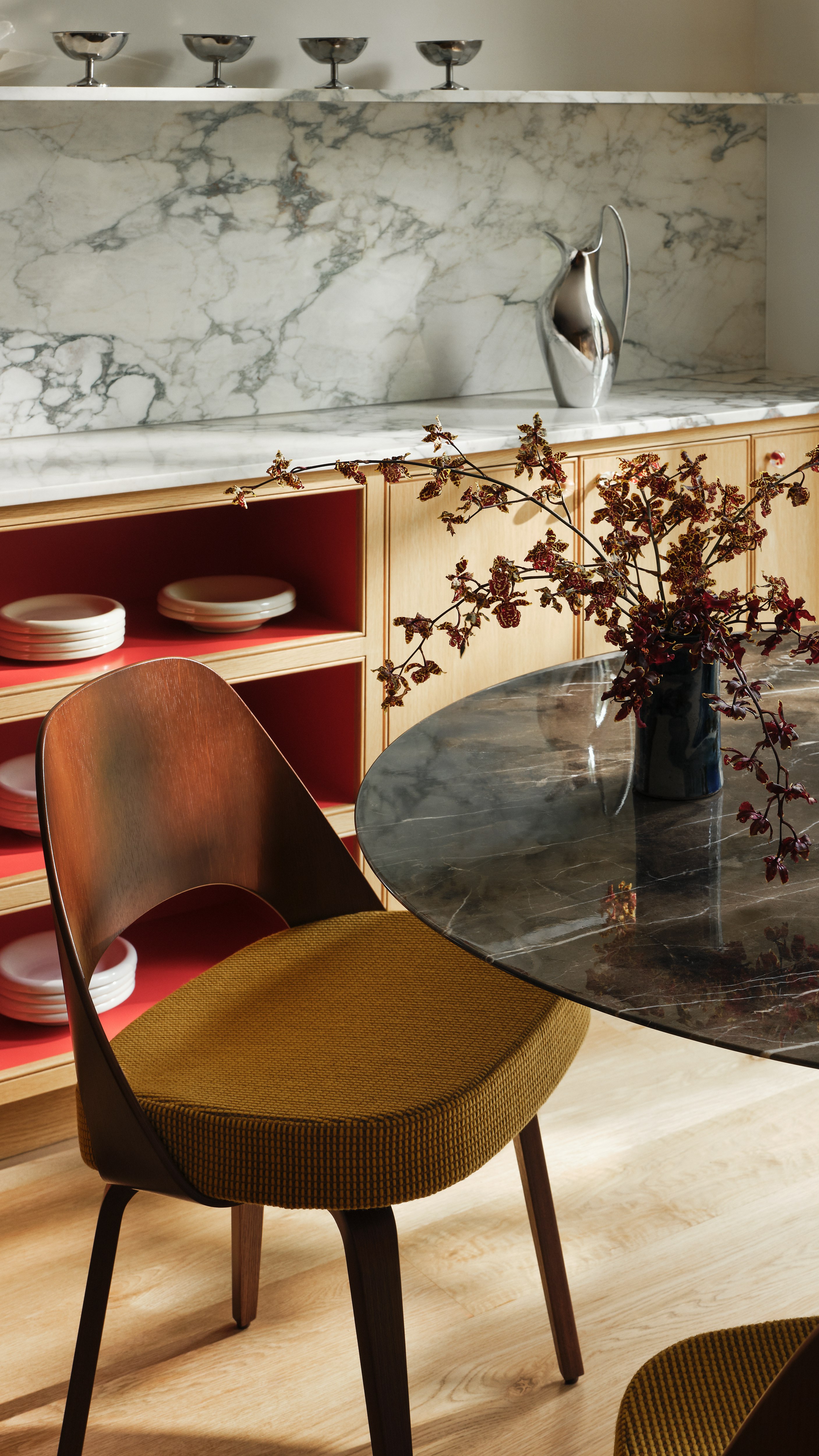 Saarinen Executive with veneer back dining chair at a Saarinen Table