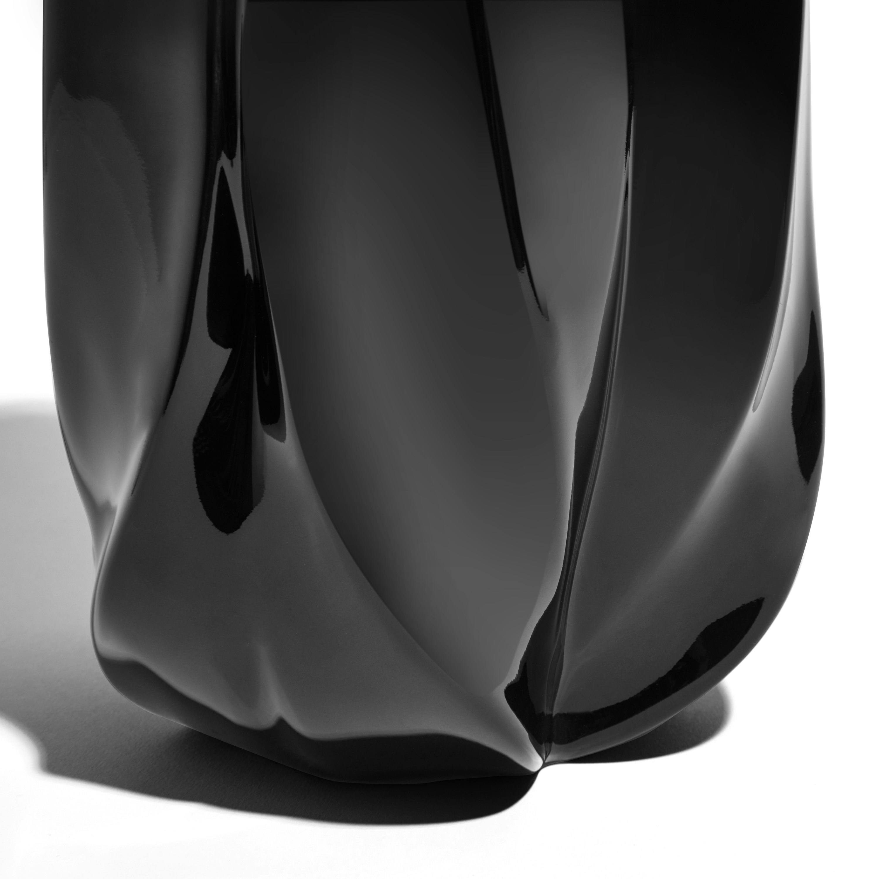 A detailed look at Braid Vase in Wide, Black.